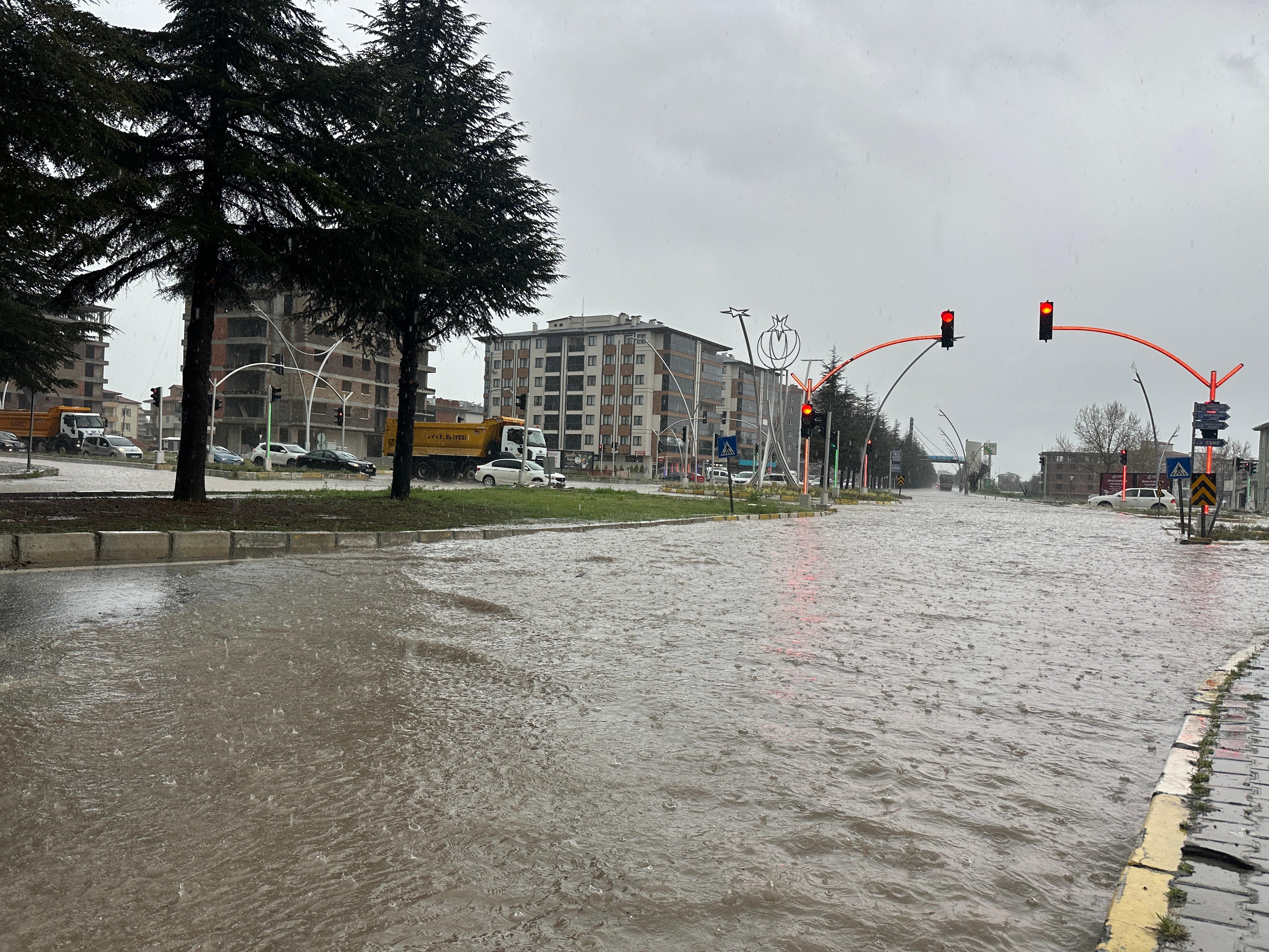 Uşak Göle Döndü, Sağanak Yağış Trafiği Kilitledi (11)