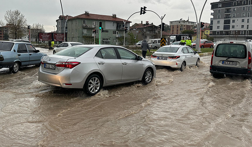 Uşak Göle Döndü, Sağanak Yağış Trafiği Kilitledi (13)