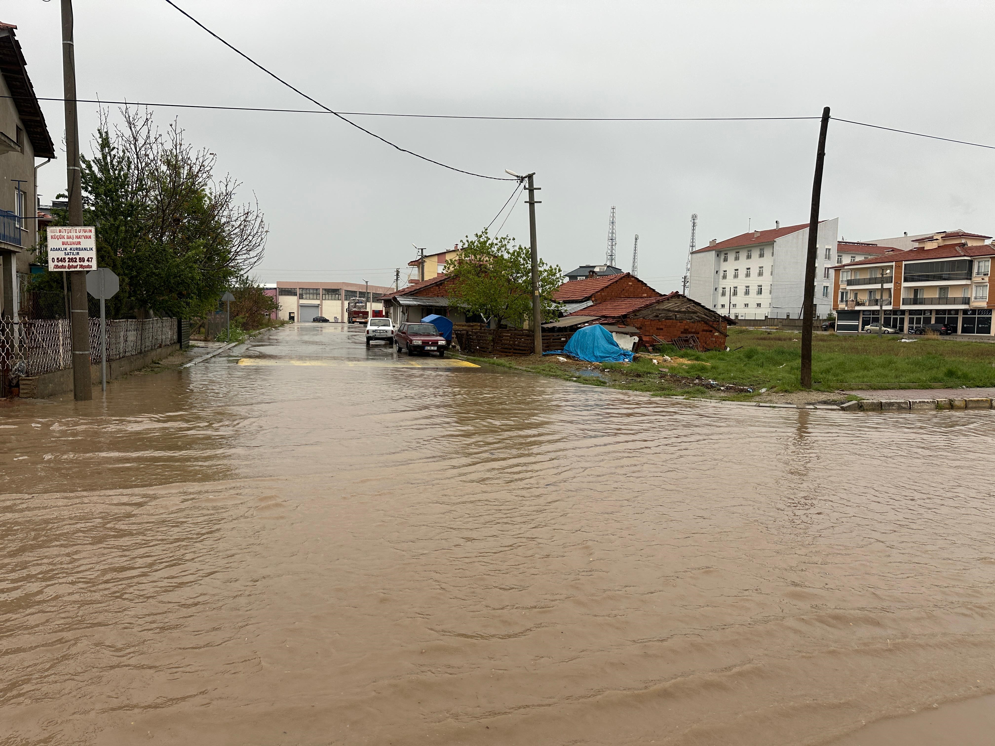 Uşak Göle Döndü, Sağanak Yağış Trafiği Kilitledi (2)