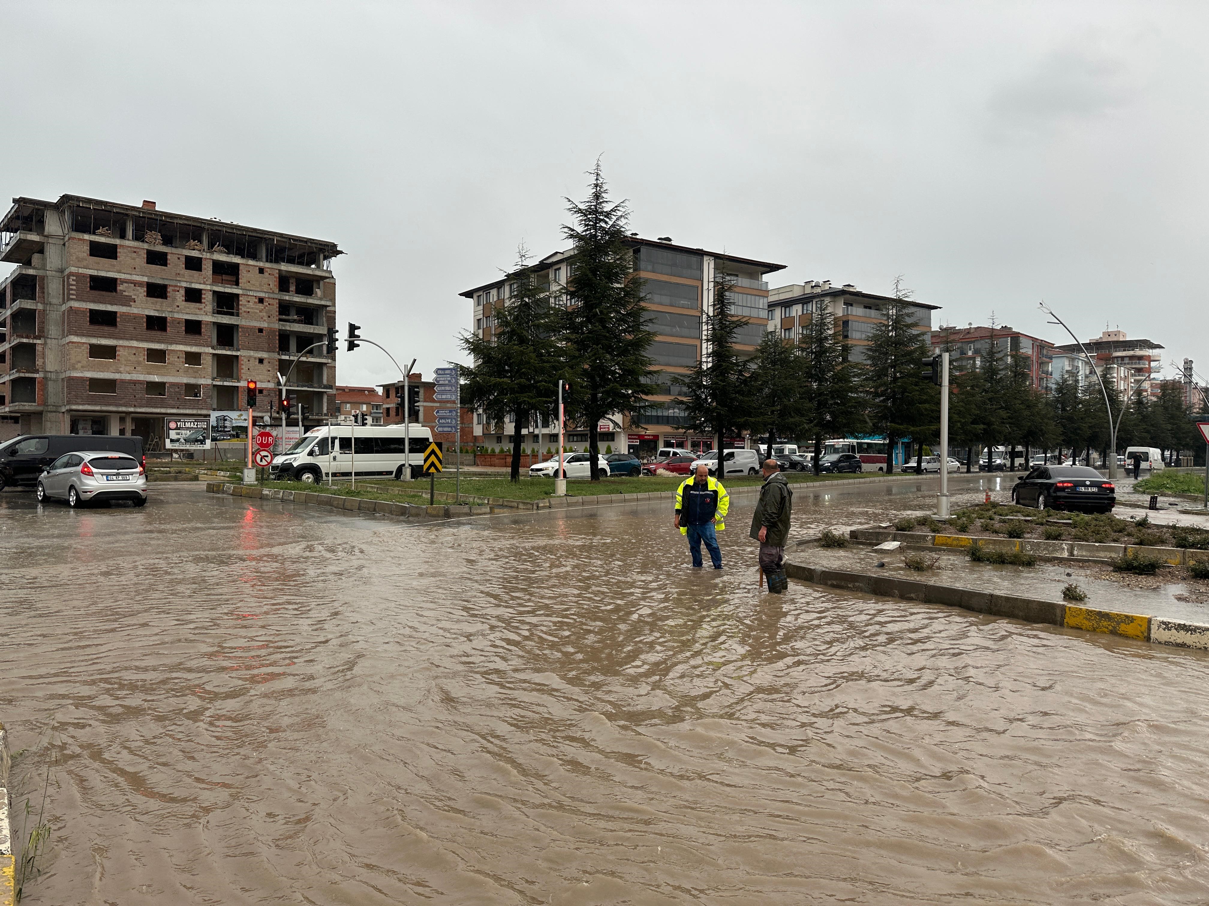 Uşak Göle Döndü, Sağanak Yağış Trafiği Kilitledi (3)