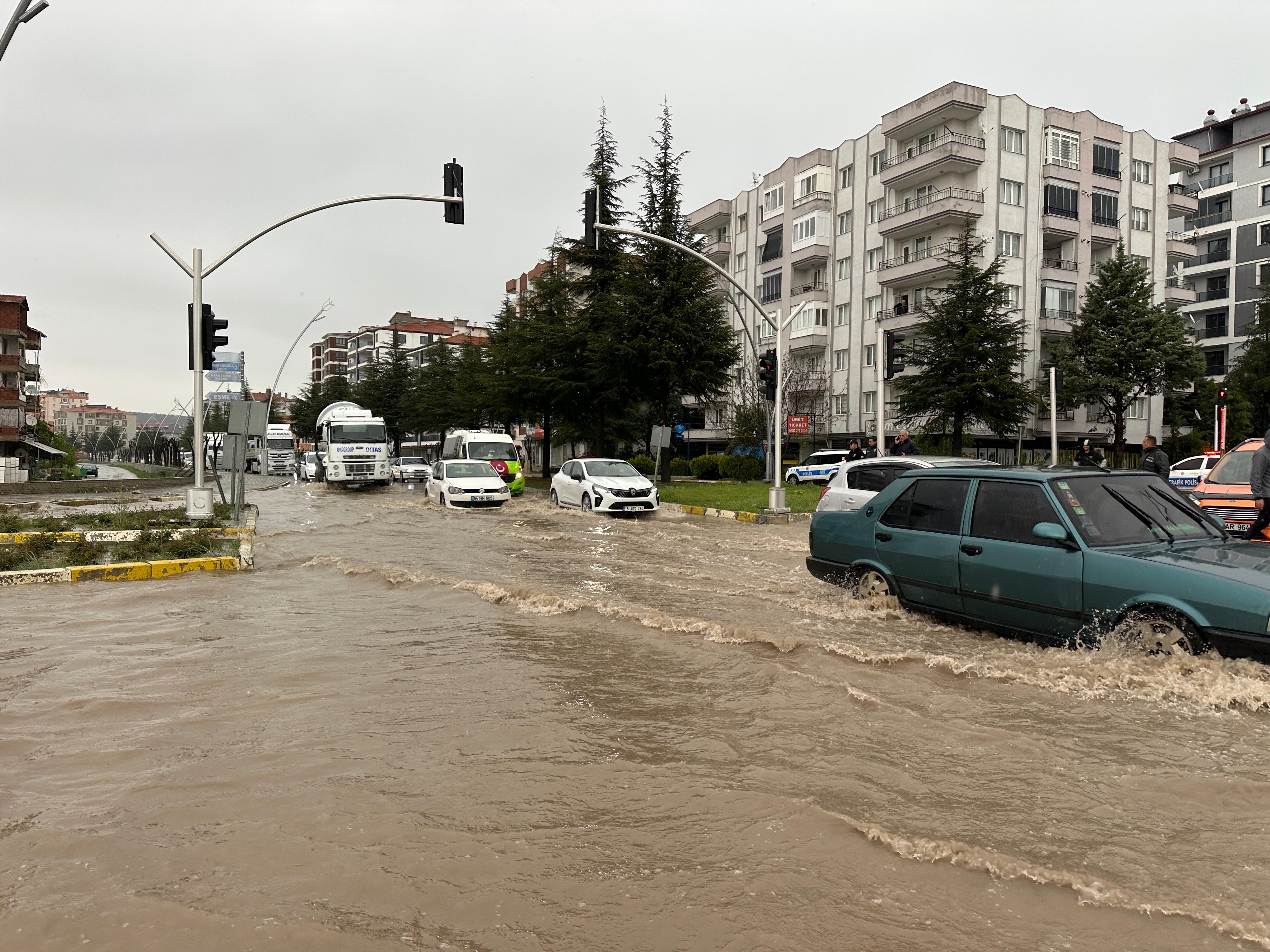 Uşak Göle Döndü, Sağanak Yağış Trafiği Kilitledi (5)