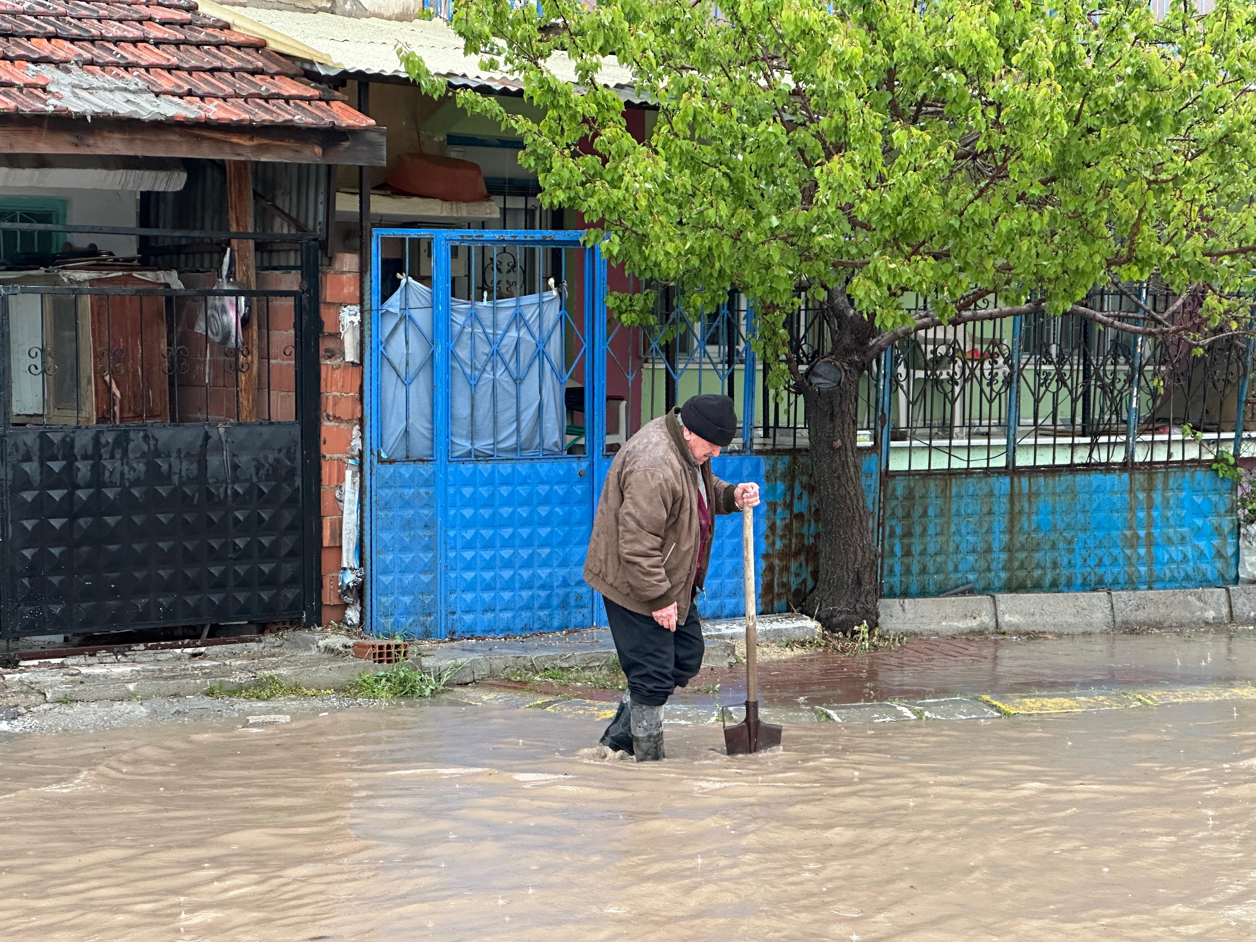 Uşak Göle Döndü, Sağanak Yağış Trafiği Kilitledi (6)
