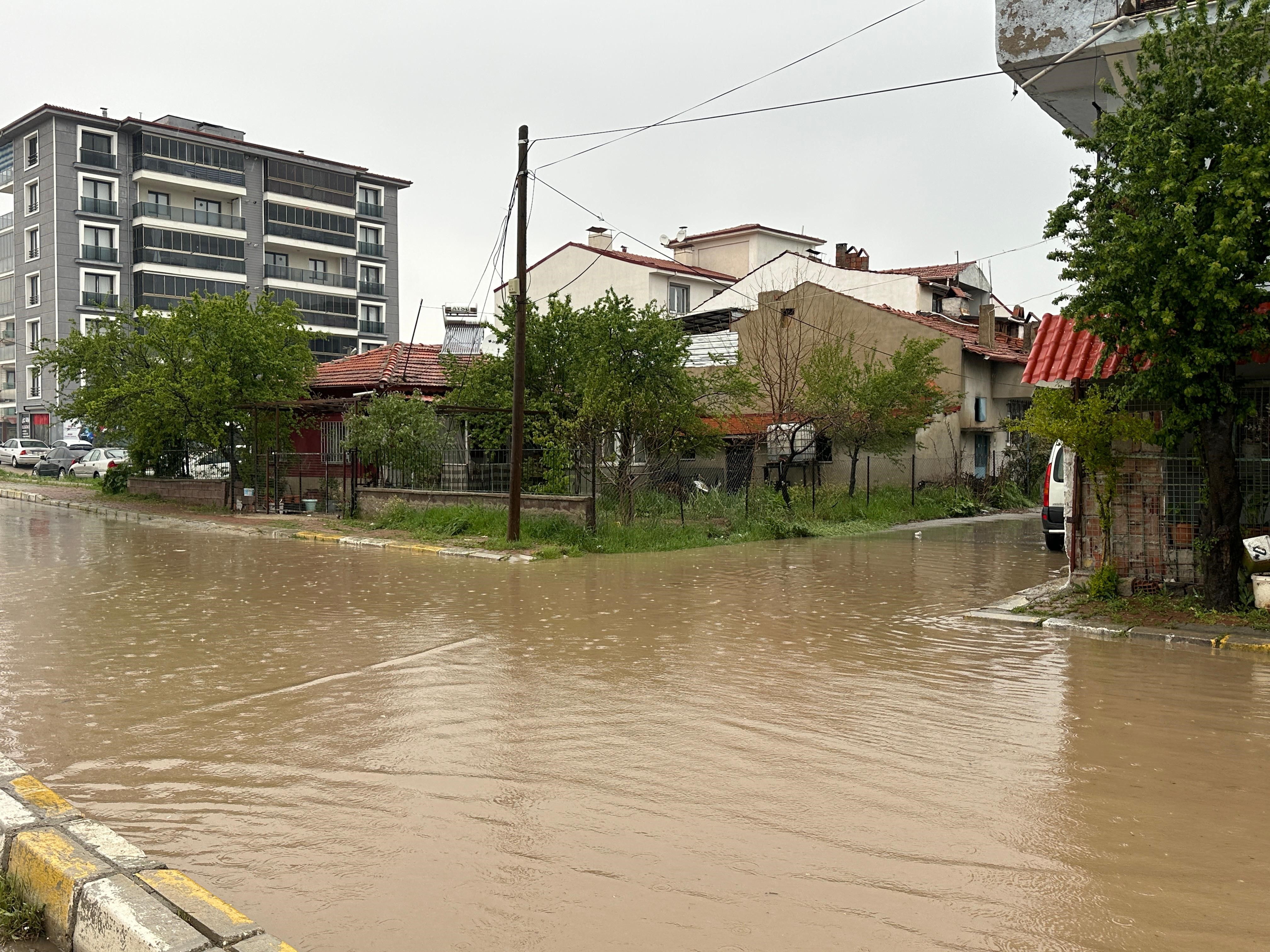 Uşak Göle Döndü, Sağanak Yağış Trafiği Kilitledi (7)