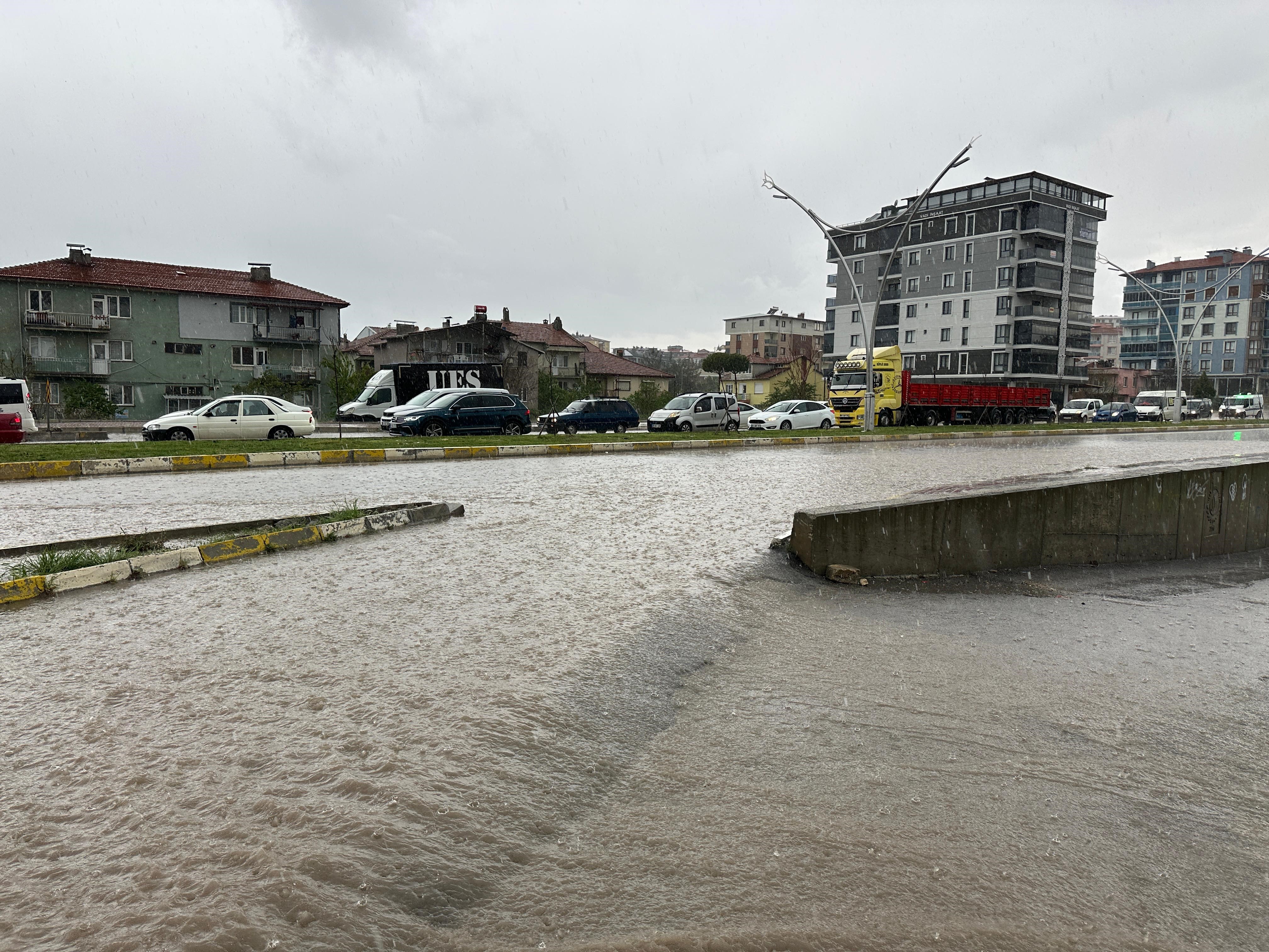 Uşak Göle Döndü, Sağanak Yağış Trafiği Kilitledi (8)