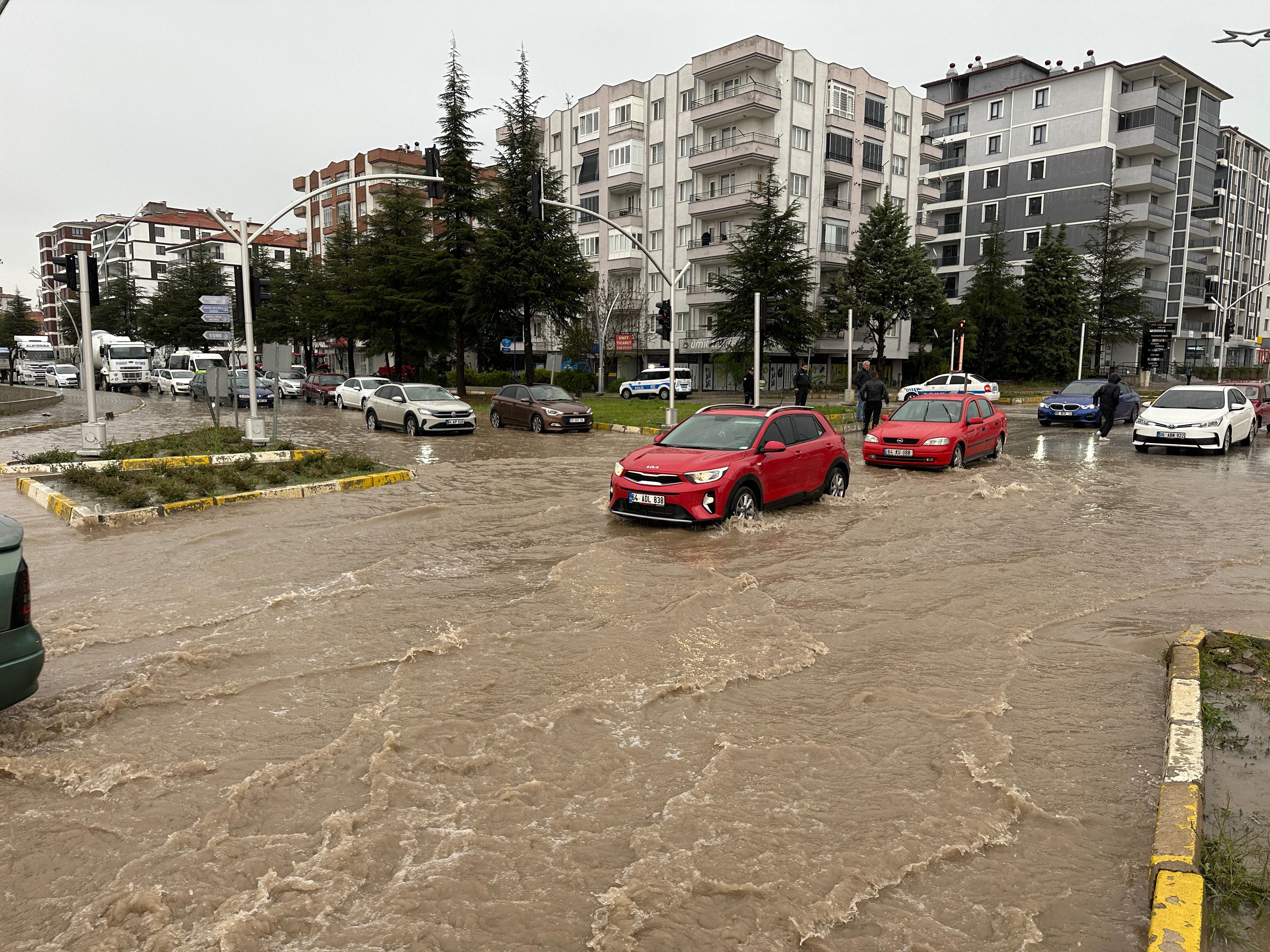 Uşak Göle Döndü, Sağanak Yağış Trafiği Kilitledi (9)