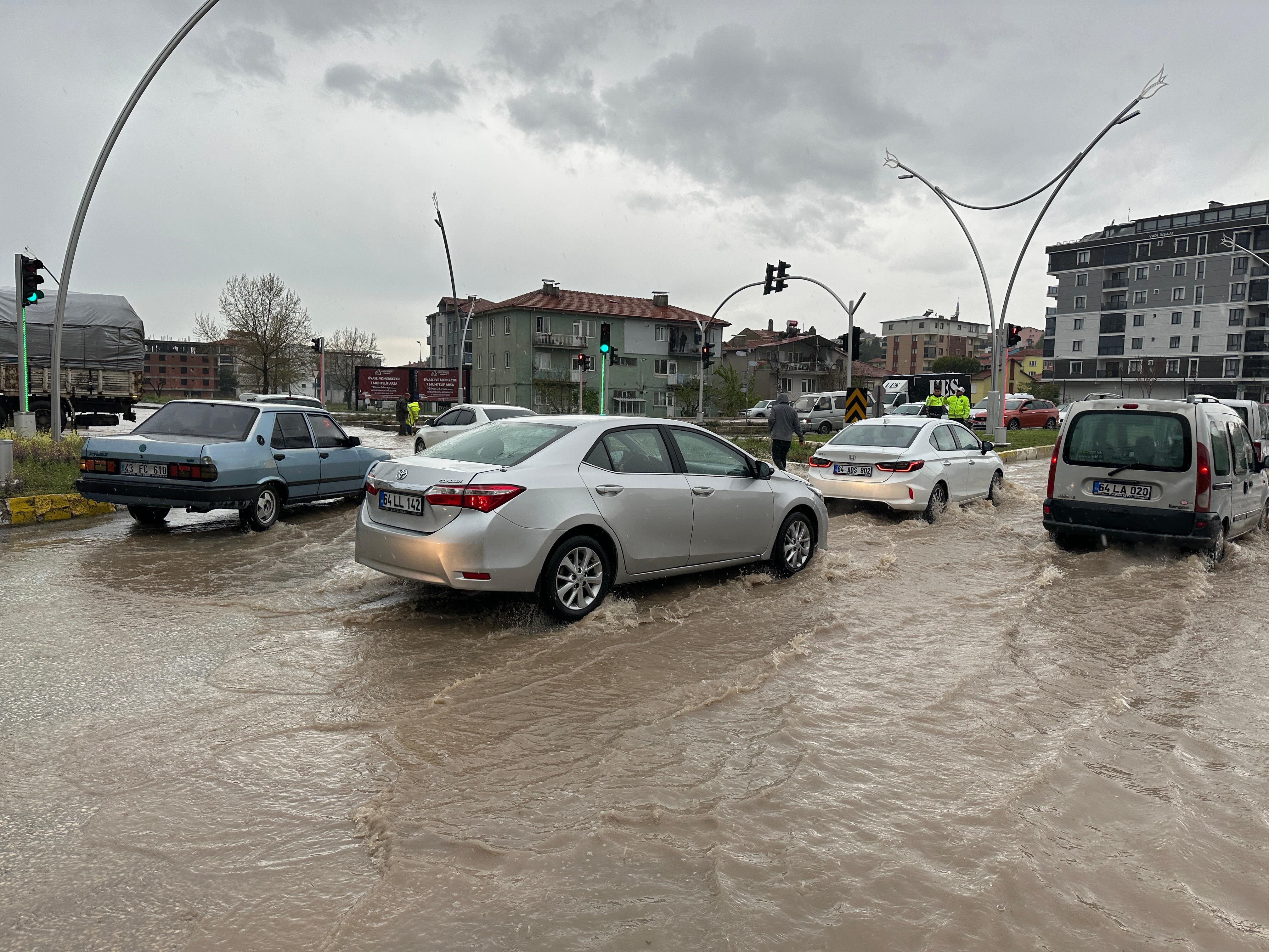 Uşak Göle Döndü, Sağanak Yağış Trafiği Kilitledi