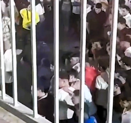 19 Mayıs Kutlamalarında Birbirlerine Girdiler