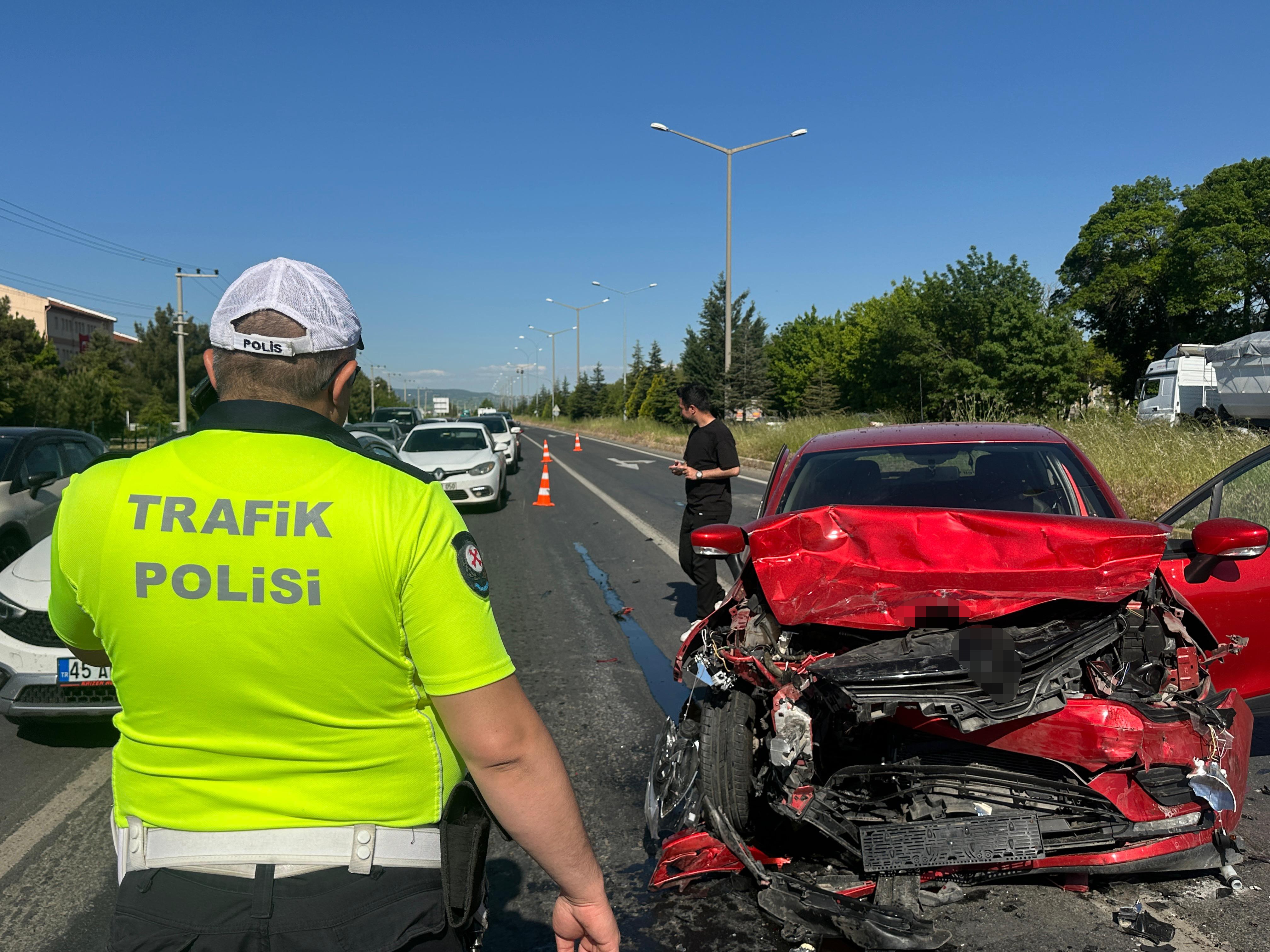 4 Aracın Karıştığı Zincirleme Kazada Çok Sayıda Yaralı (2)