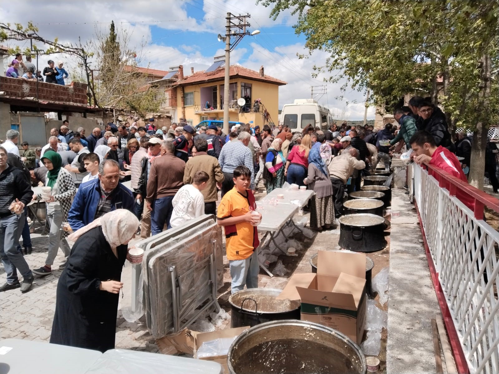 800 Yıllık Gelenek Aileleri Bir Araya Getiriyor.. 30 Kazan Keşkek Pişirildi (3)