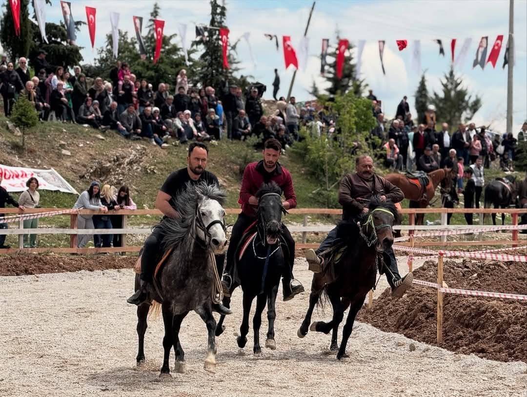 800 Yıllık Gelenek Aileleri Bir Araya Getiriyor.. 30 Kazan Keşkek Pişirildi (5)