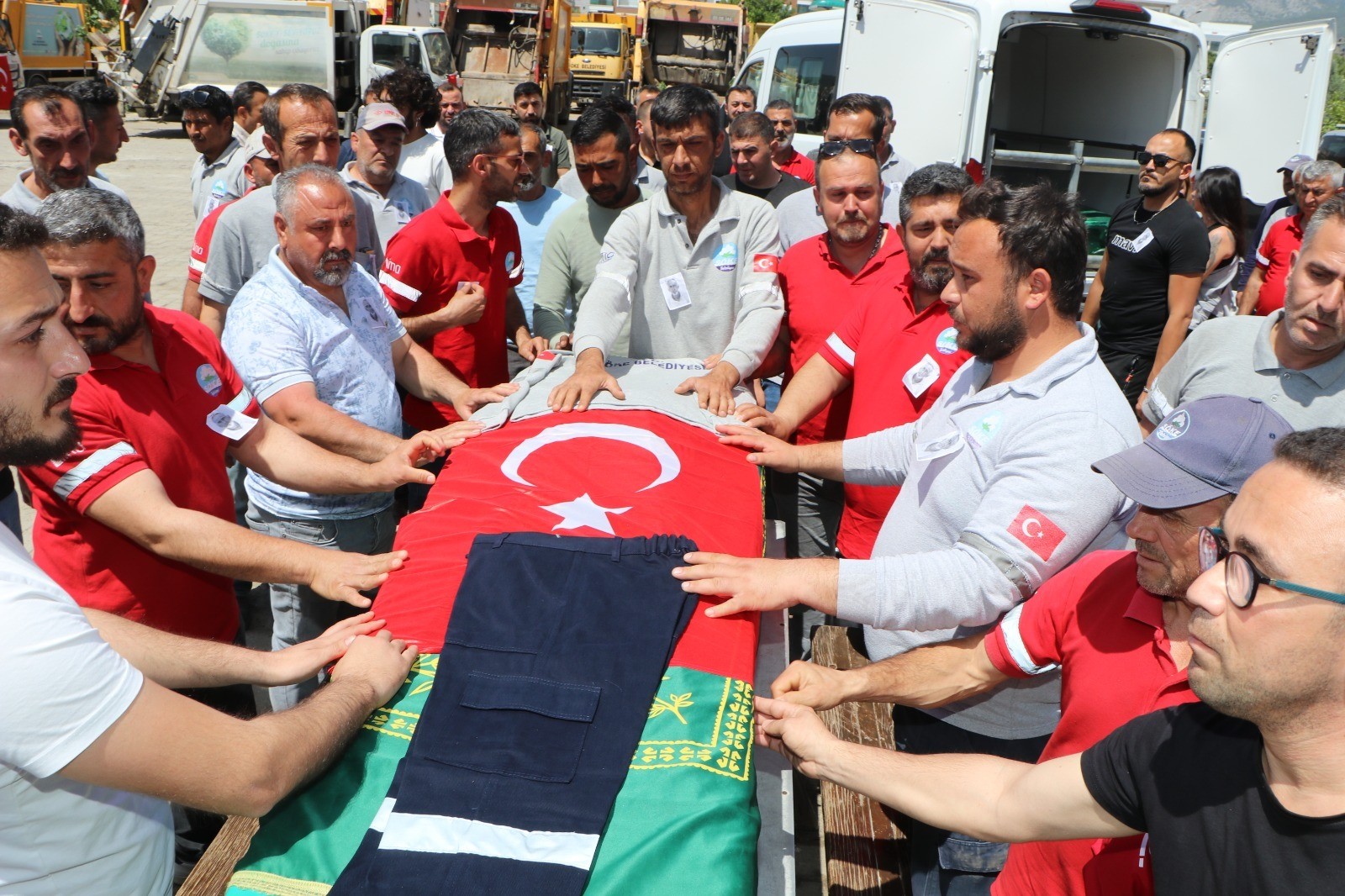 Aydın Söke’de Hayatını Kaybeden Belediye Işçisine Gözyaşlarıyla Veda (5)