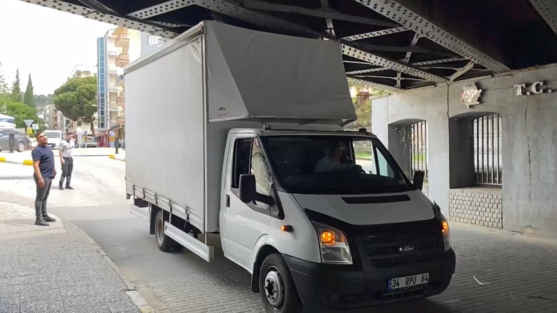 Aydın’da Alt Geçitte Sıkıştı, Lastiklerin Havası Indirilerek Kurtarıldı (2)