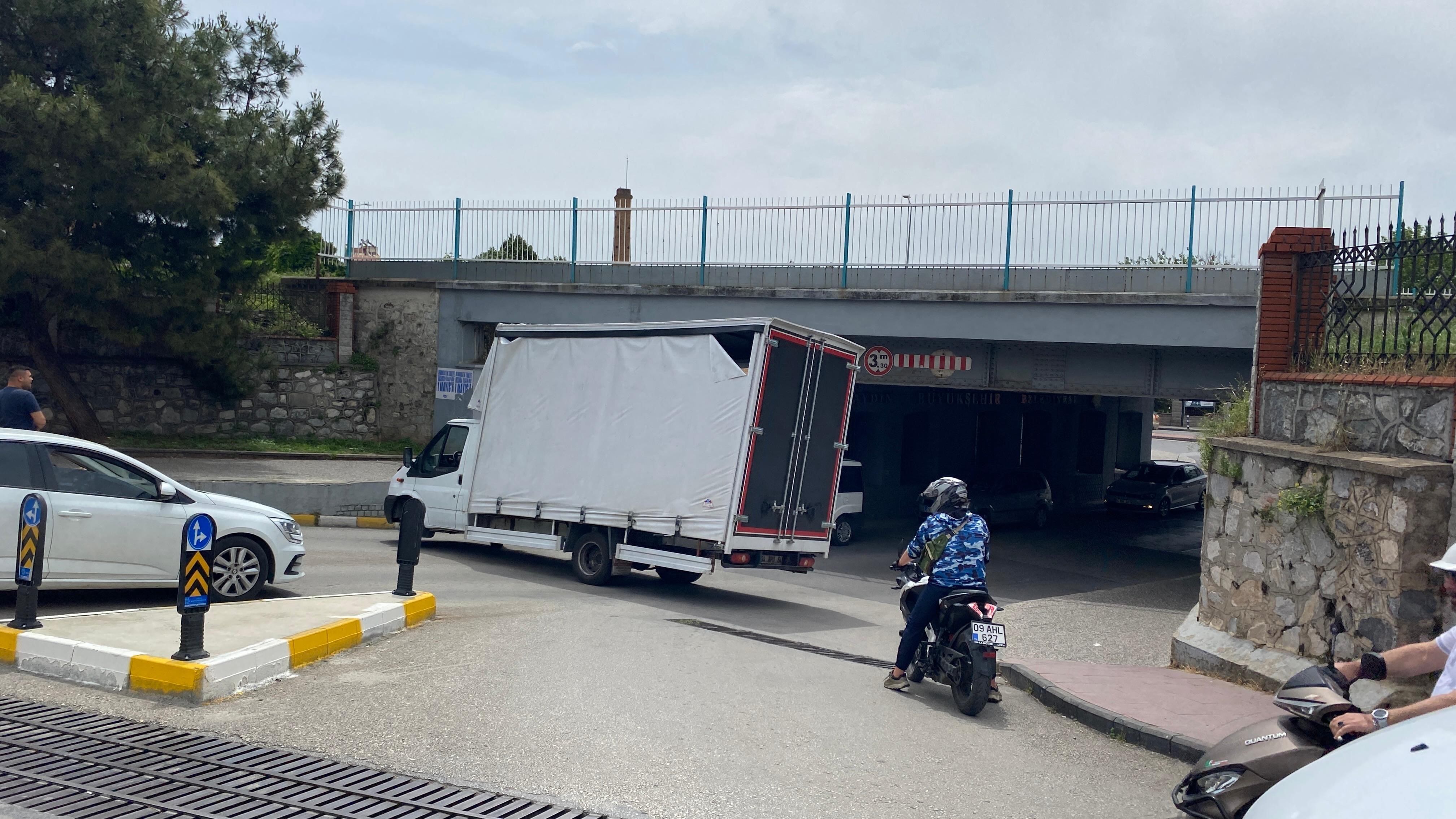 Aydın’da Alt Geçitte Sıkıştı, Lastiklerin Havası Indirilerek Kurtarıldı (3)