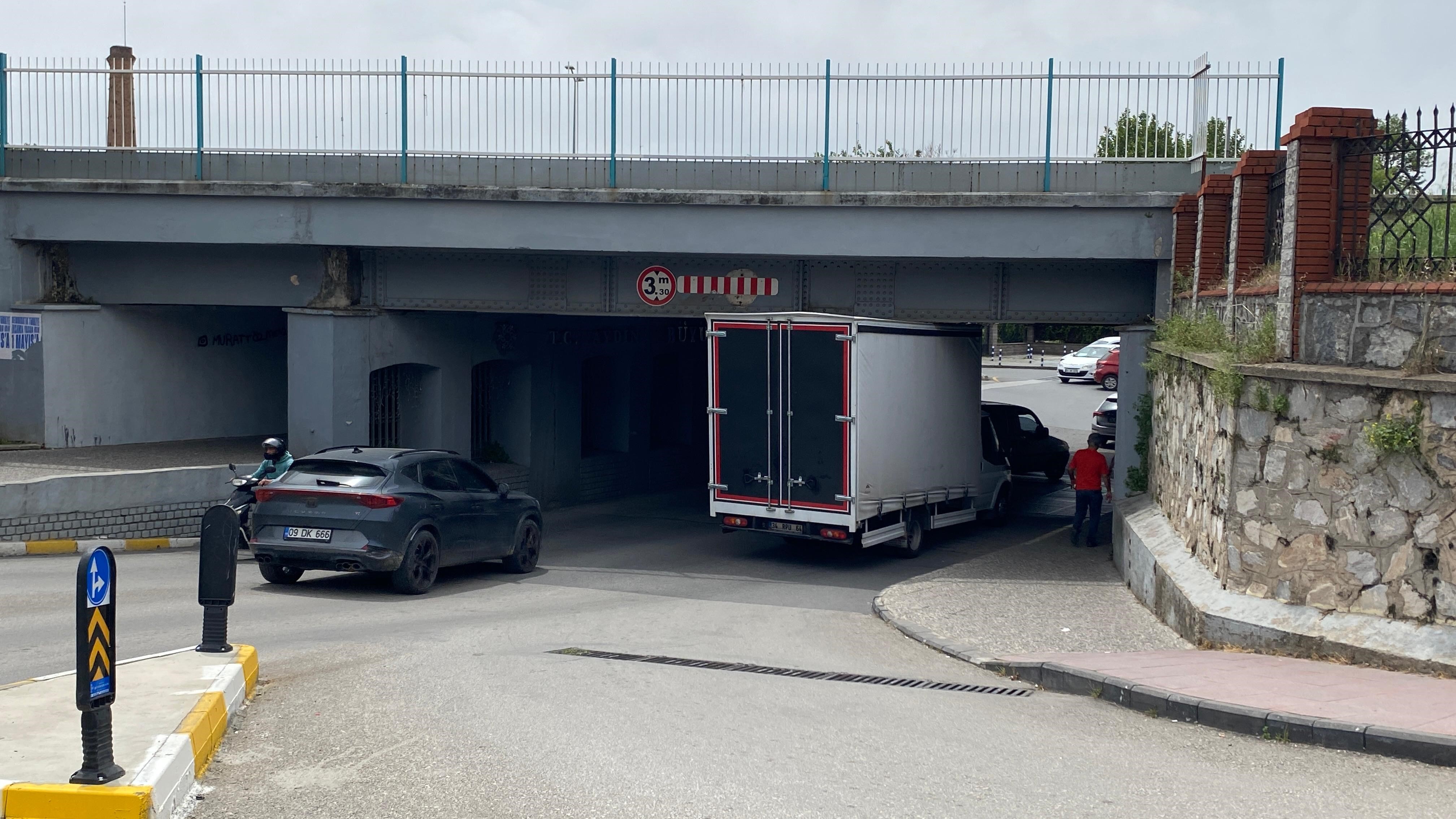 Aydın’da Alt Geçitte Sıkıştı, Lastiklerin Havası Indirilerek Kurtarıldı (5)