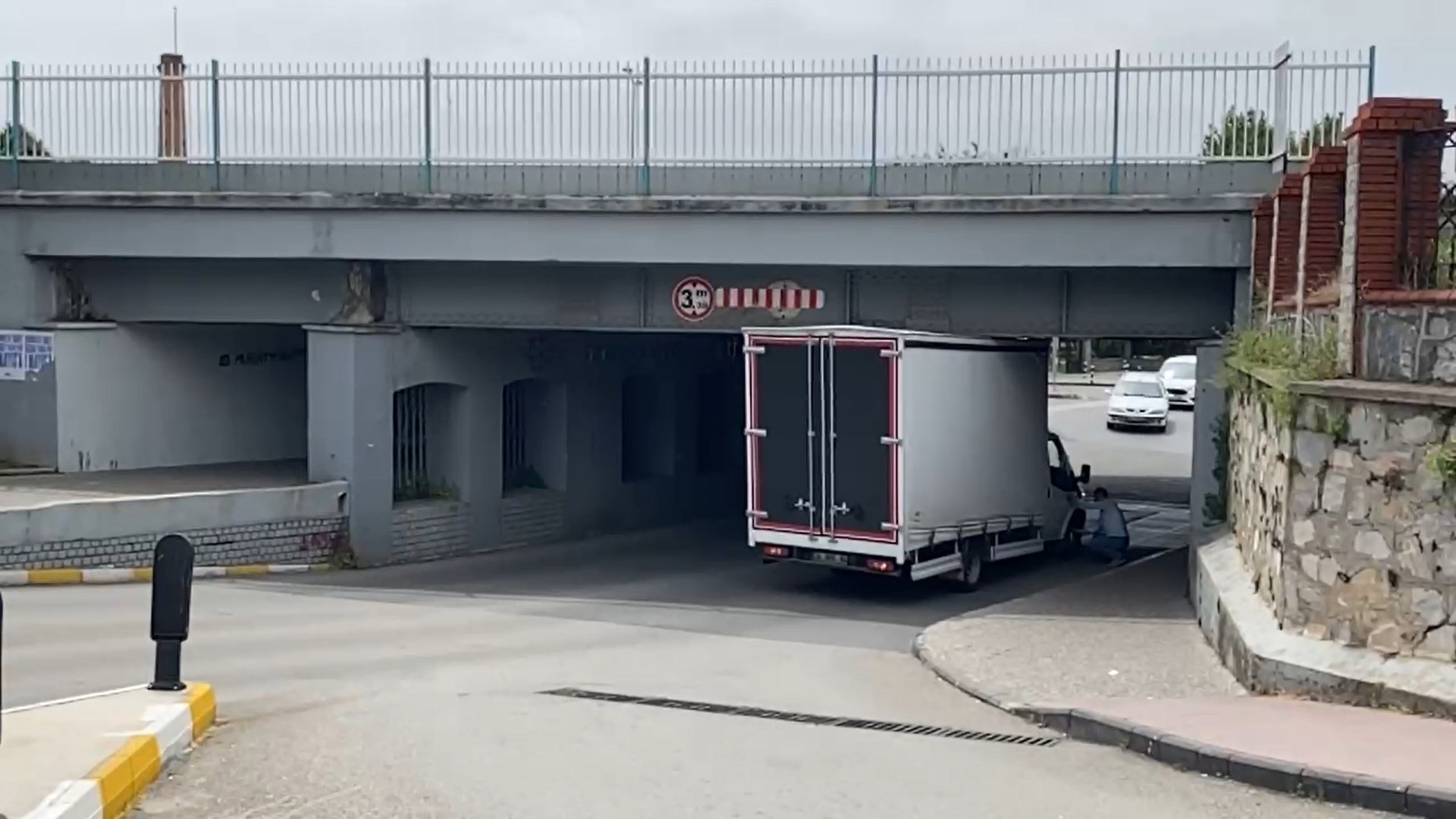 Aydın’da Alt Geçitte Sıkıştı, Lastiklerin Havası Indirilerek Kurtarıldı