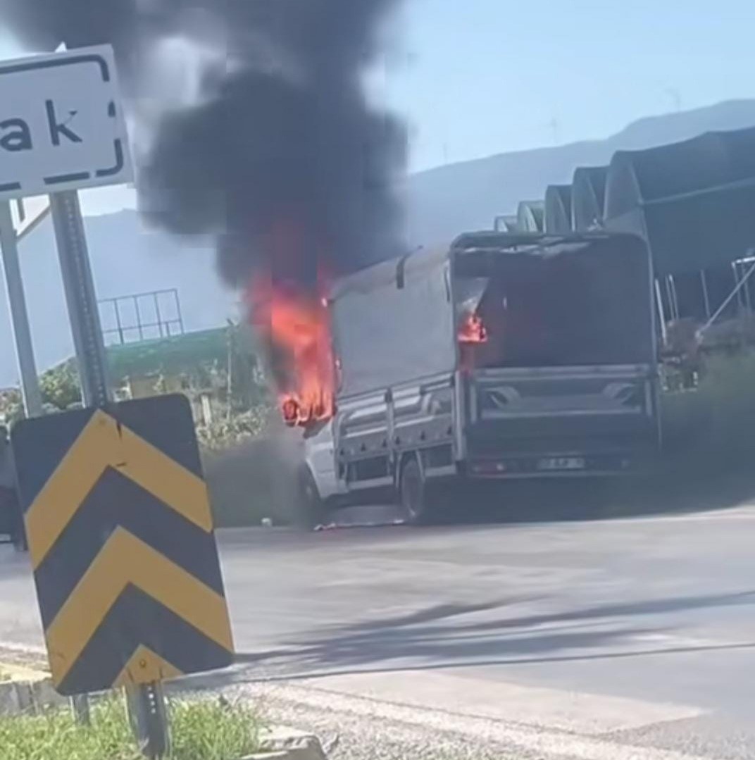 Aydın’da Çarşaf Yüklü Kamyonette Yangın Çıktı (2)