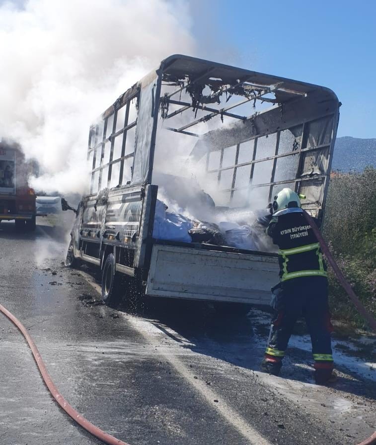 Aydın’da Çarşaf Yüklü Kamyonette Yangın Çıktı (4)