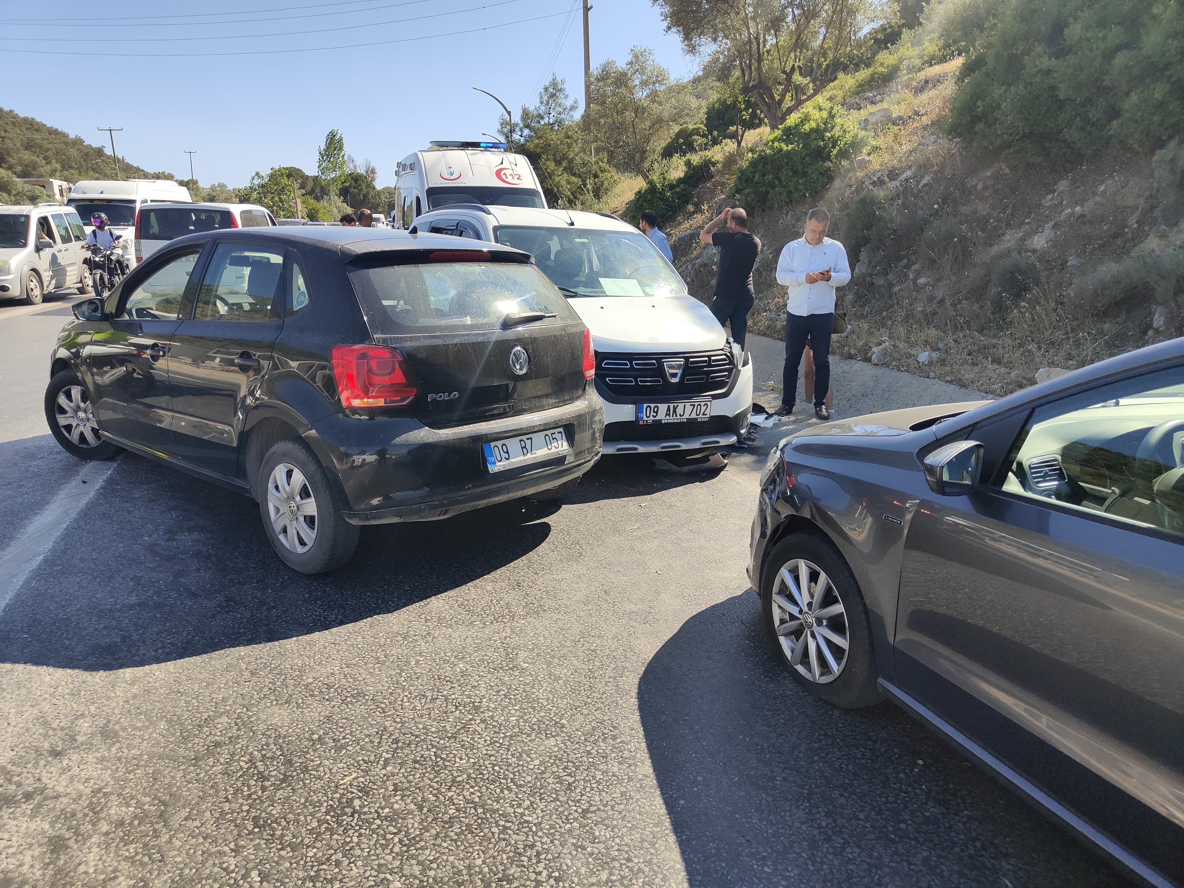Aydın’da Fenalaşan Sürücü 3 Arabaya Çarptı (2)