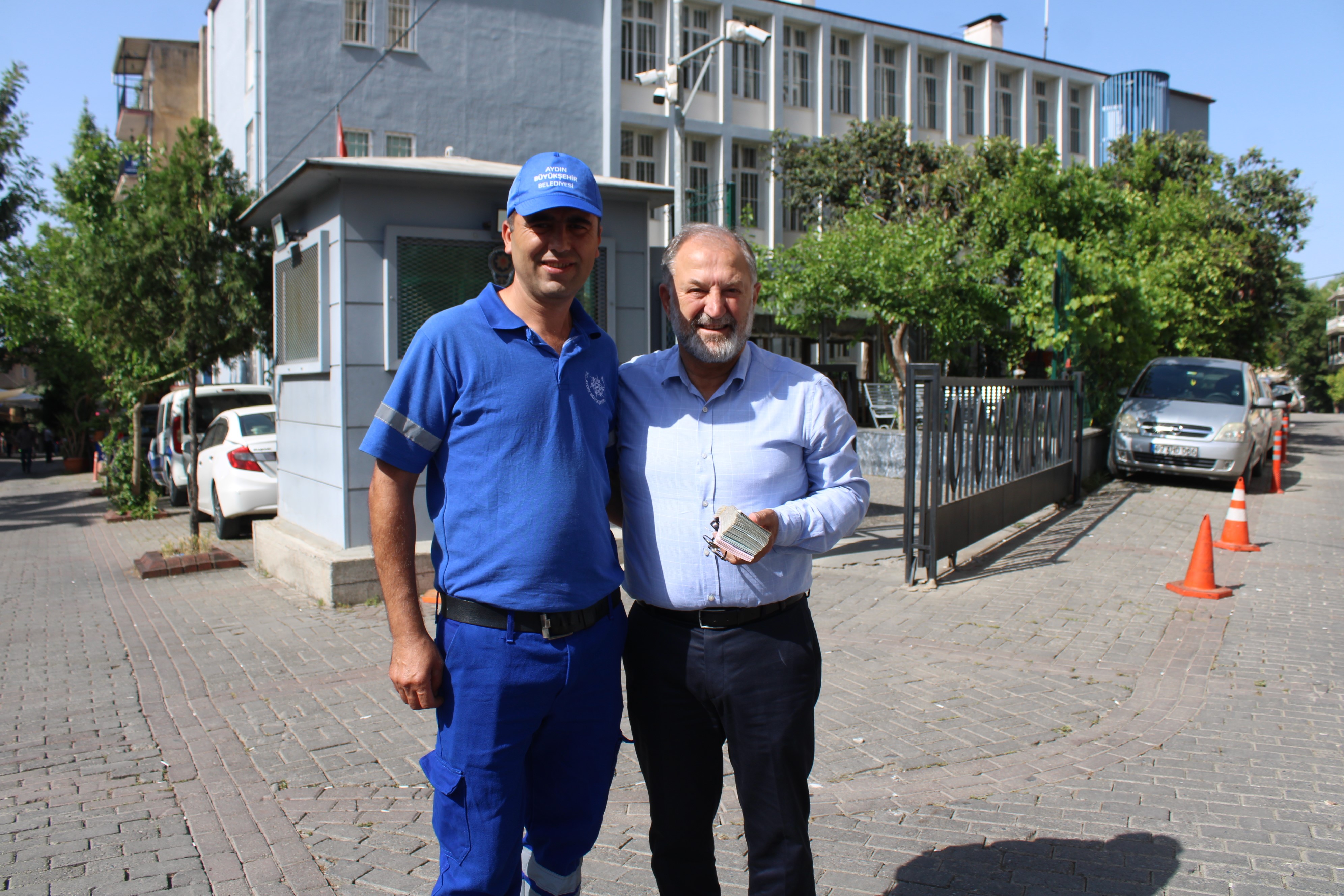 Aydın’da Para Dolu Poşeti Sahibine Teslim Etti (2)