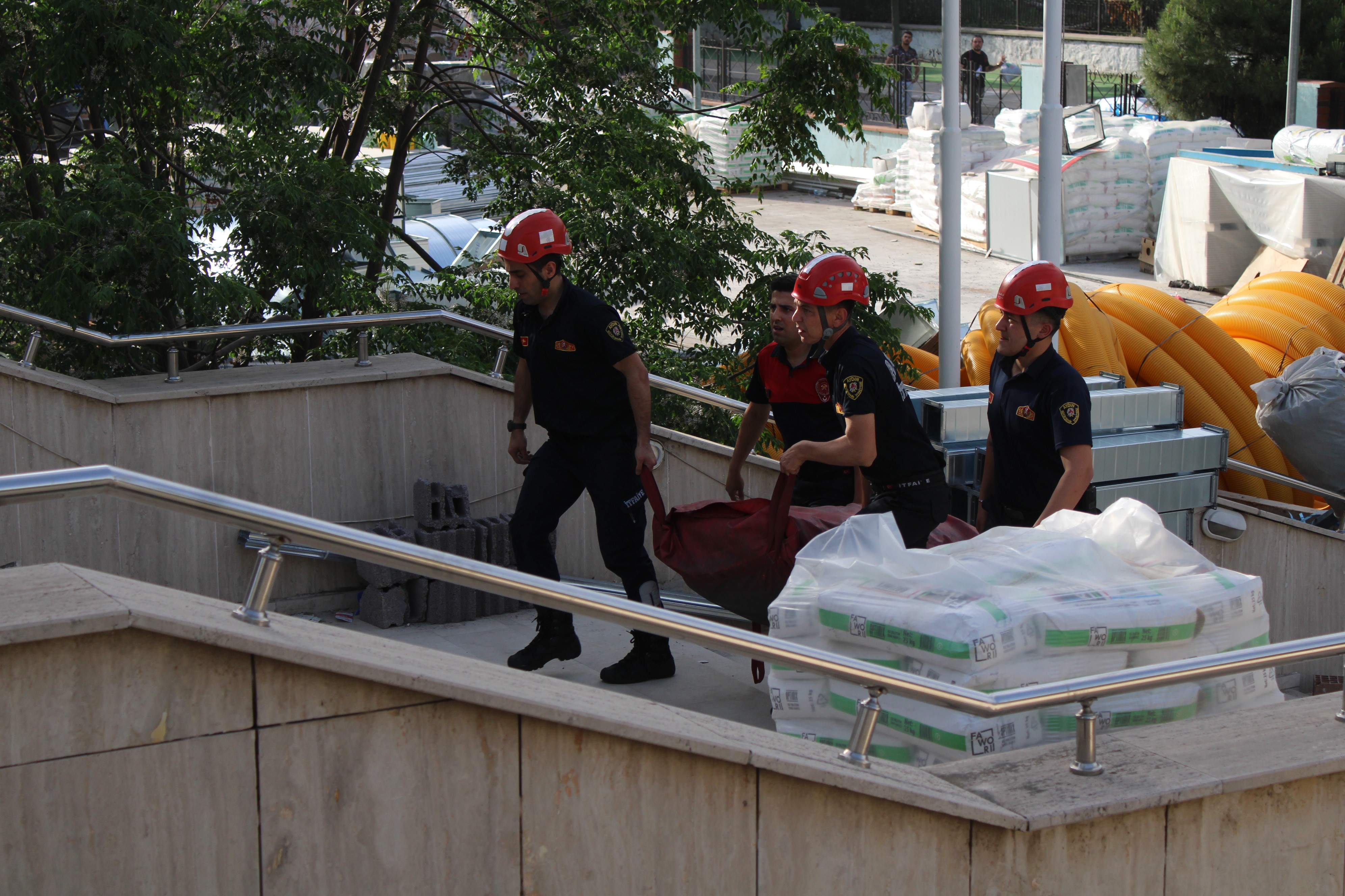 Aydın’da Parasını Alamayan Işçi Çatıya Çıktı (4)
