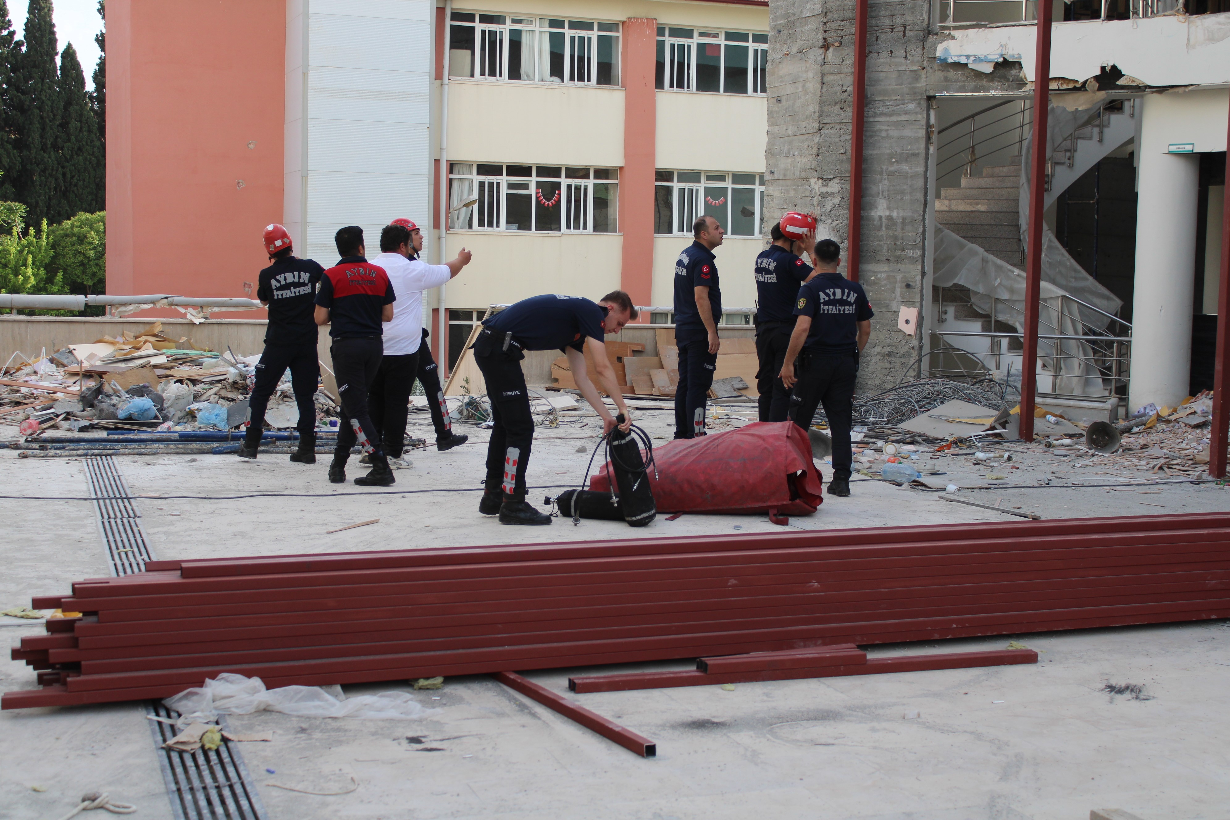 Aydın’da Parasını Alamayan Işçi Çatıya Çıktı (5)