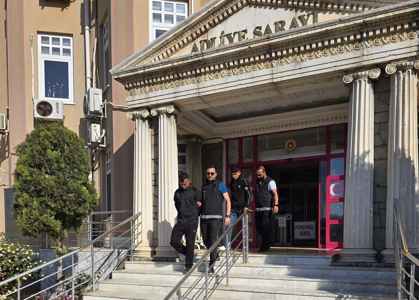 Aydın’daki Evde 4 Kişi Yakalandı (2)