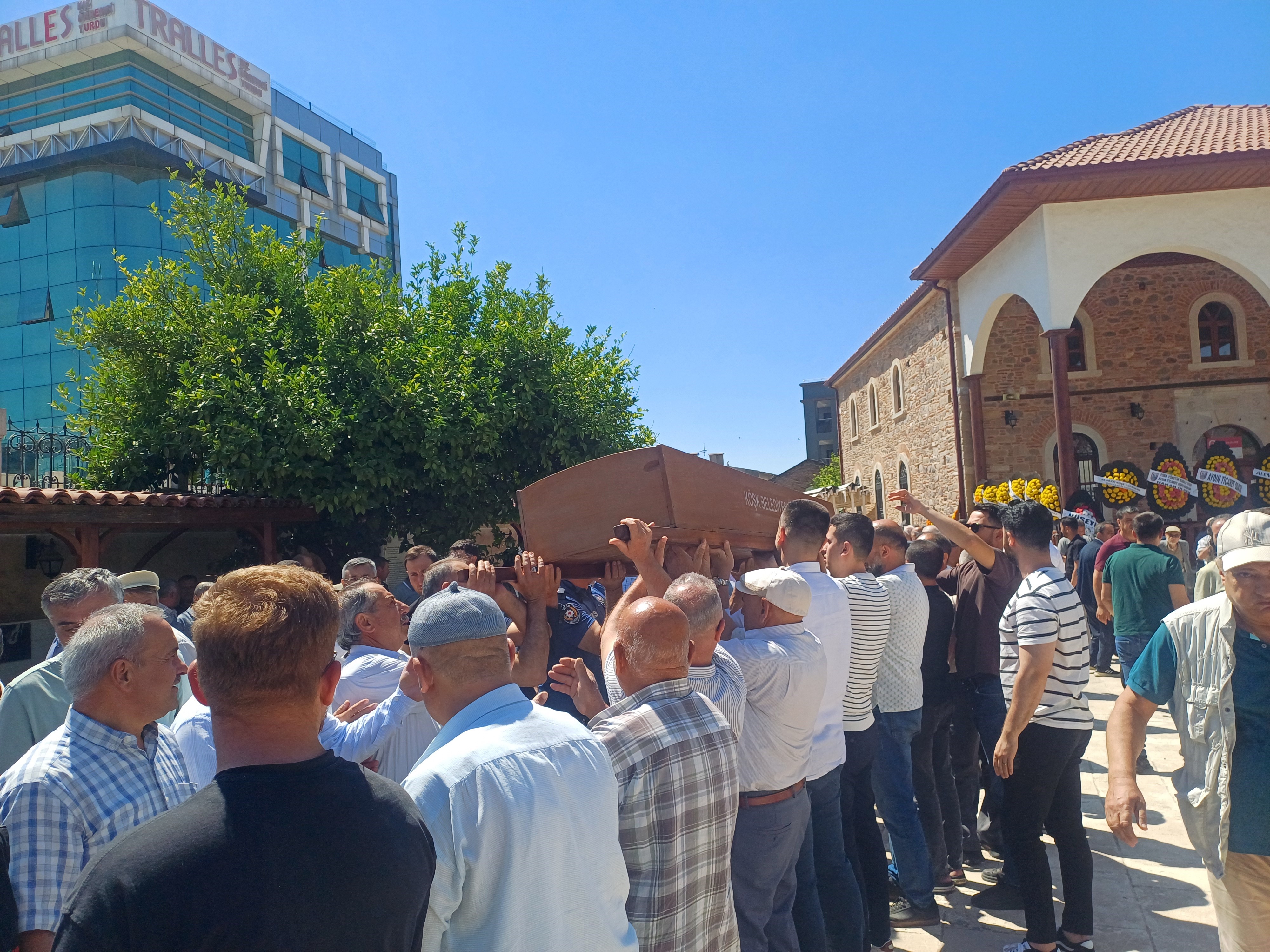 Aydınlı Iş Adamı Ve Siyasetçi Güleç Toprağa Verildi (3)