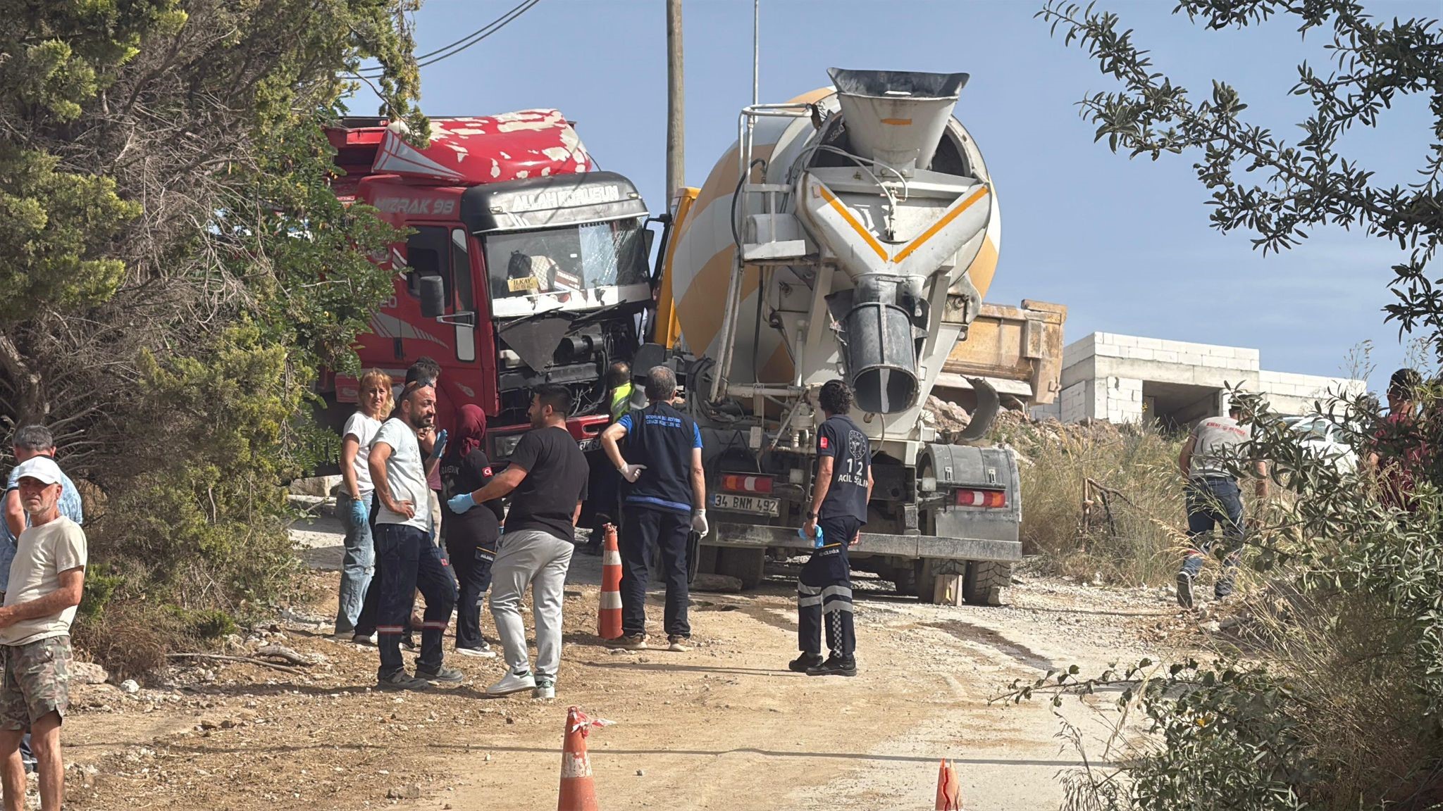 Beton Mikseri Ile Kayan Kamyonetin Arasında Kalan Sürücü Hayatını Kaybetti (5)