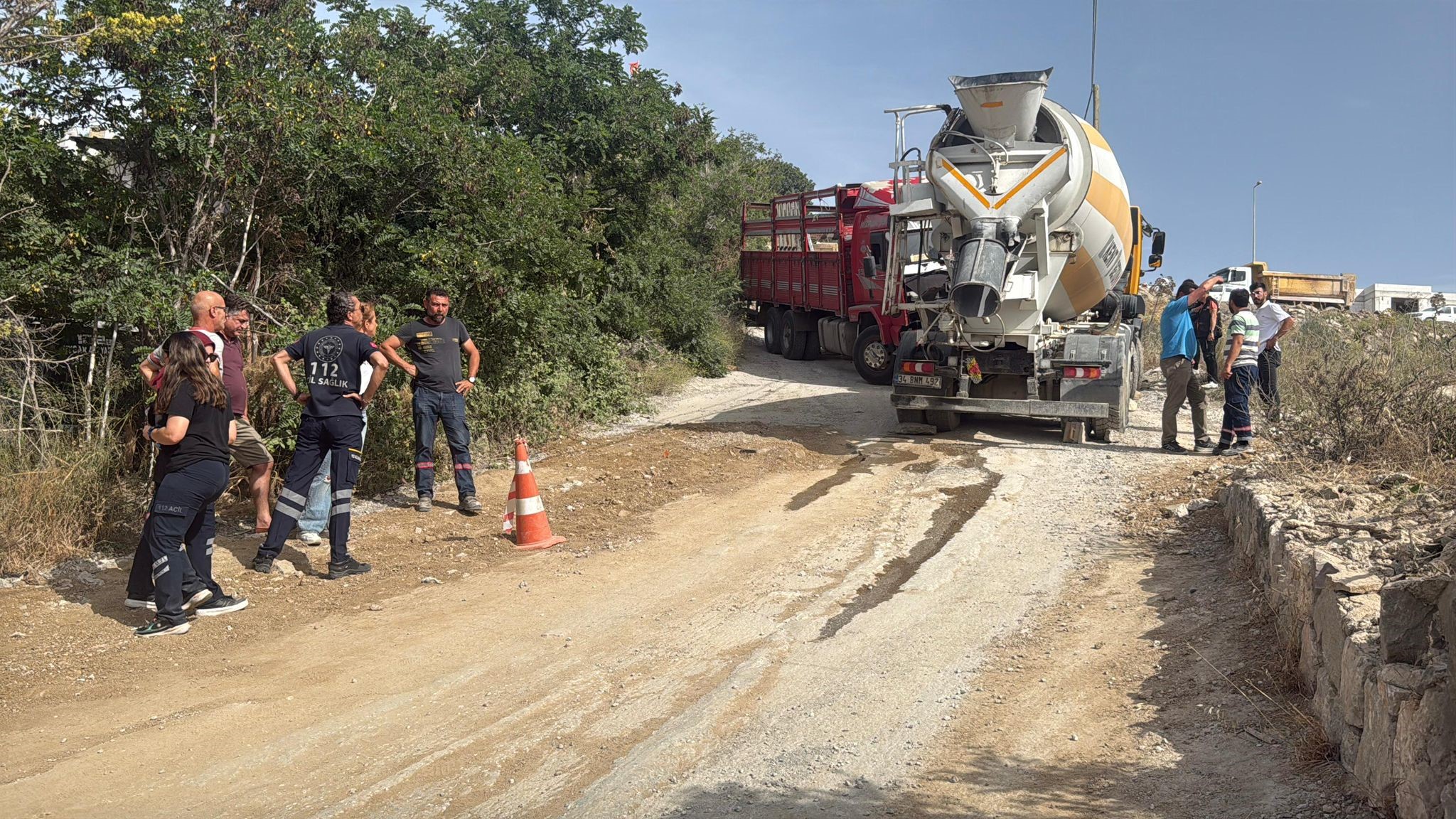 Beton Mikseri Ile Kayan Kamyonetin Arasında Kalan Sürücü Hayatını Kaybetti (6)