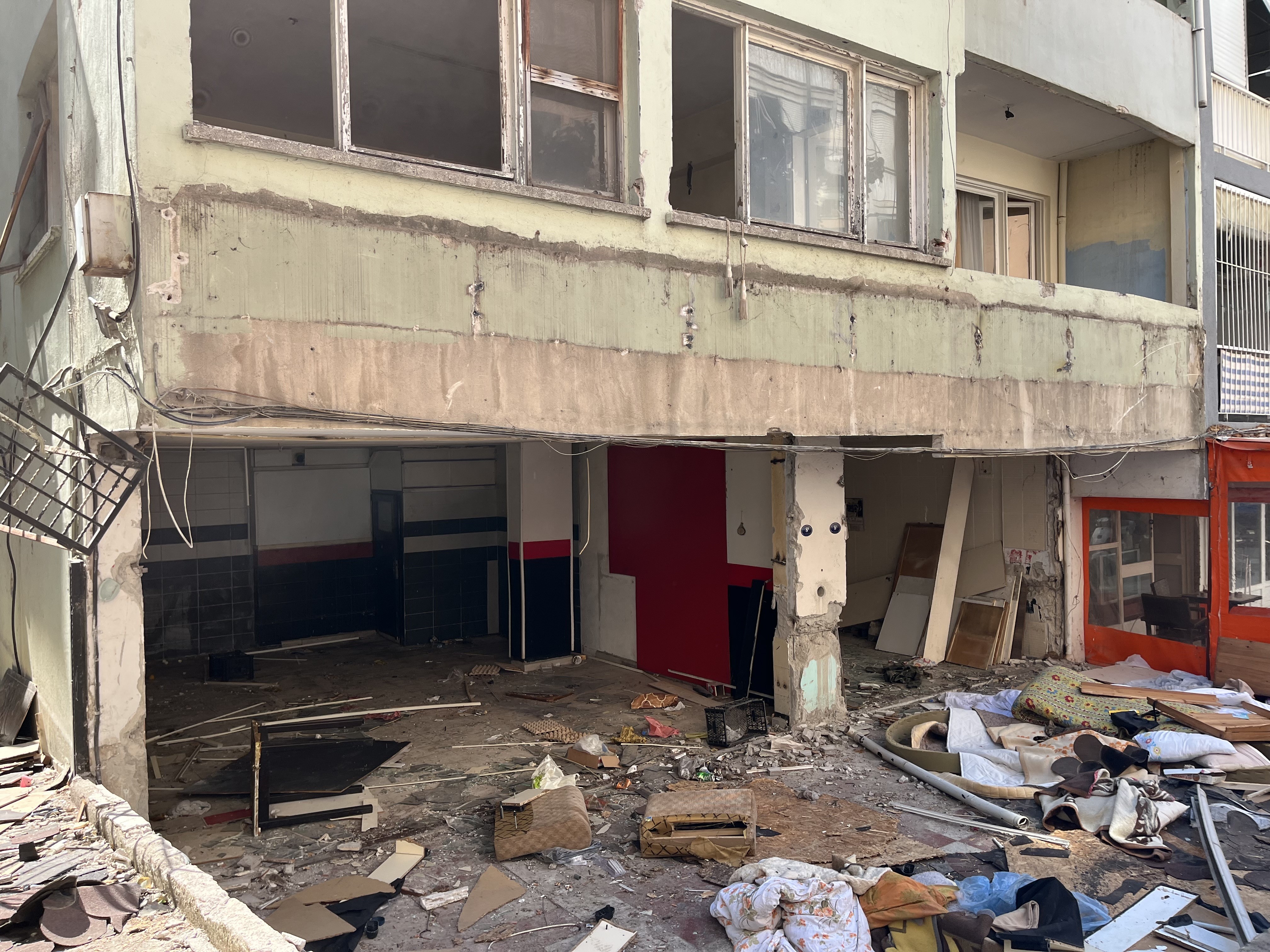 Binanın Kömürlüğünden 3 Kişiye Ait Iskelet Çıktı (5)