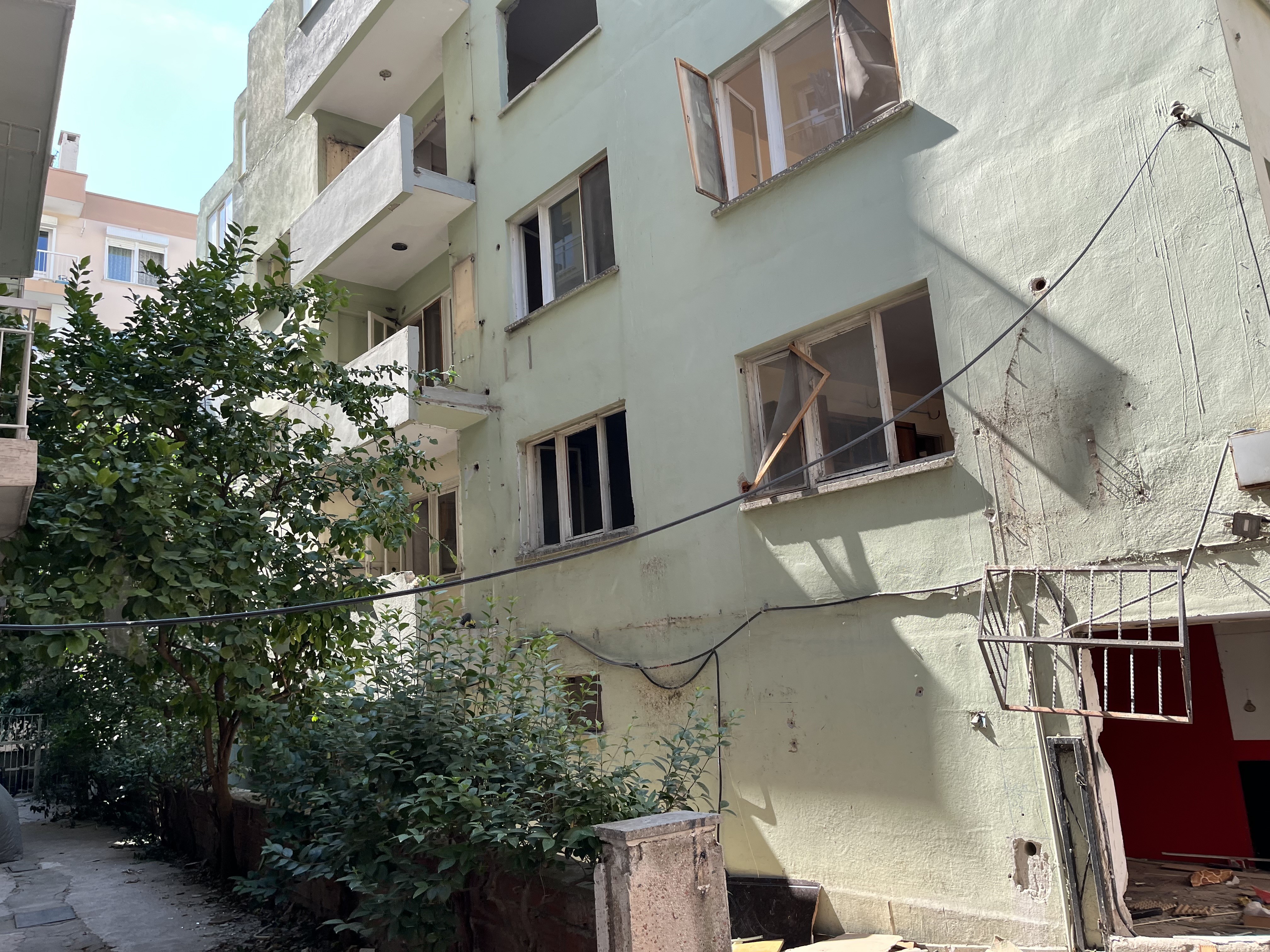 Binanın Kömürlüğünden 3 Kişiye Ait Iskelet Çıktı (6)