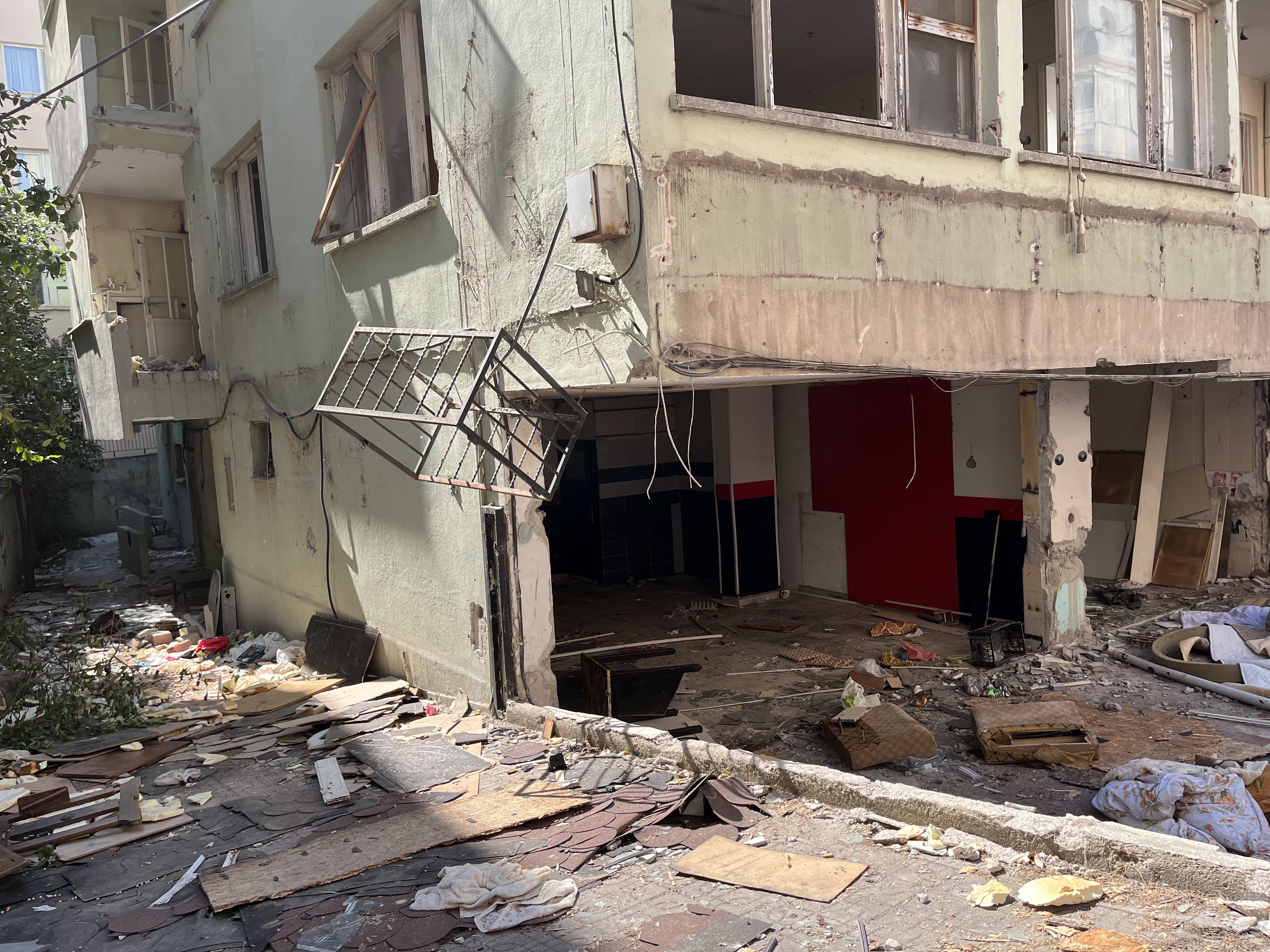 Binanın Kömürlüğünden 3 Kişiye Ait Iskelet Çıktı (7)