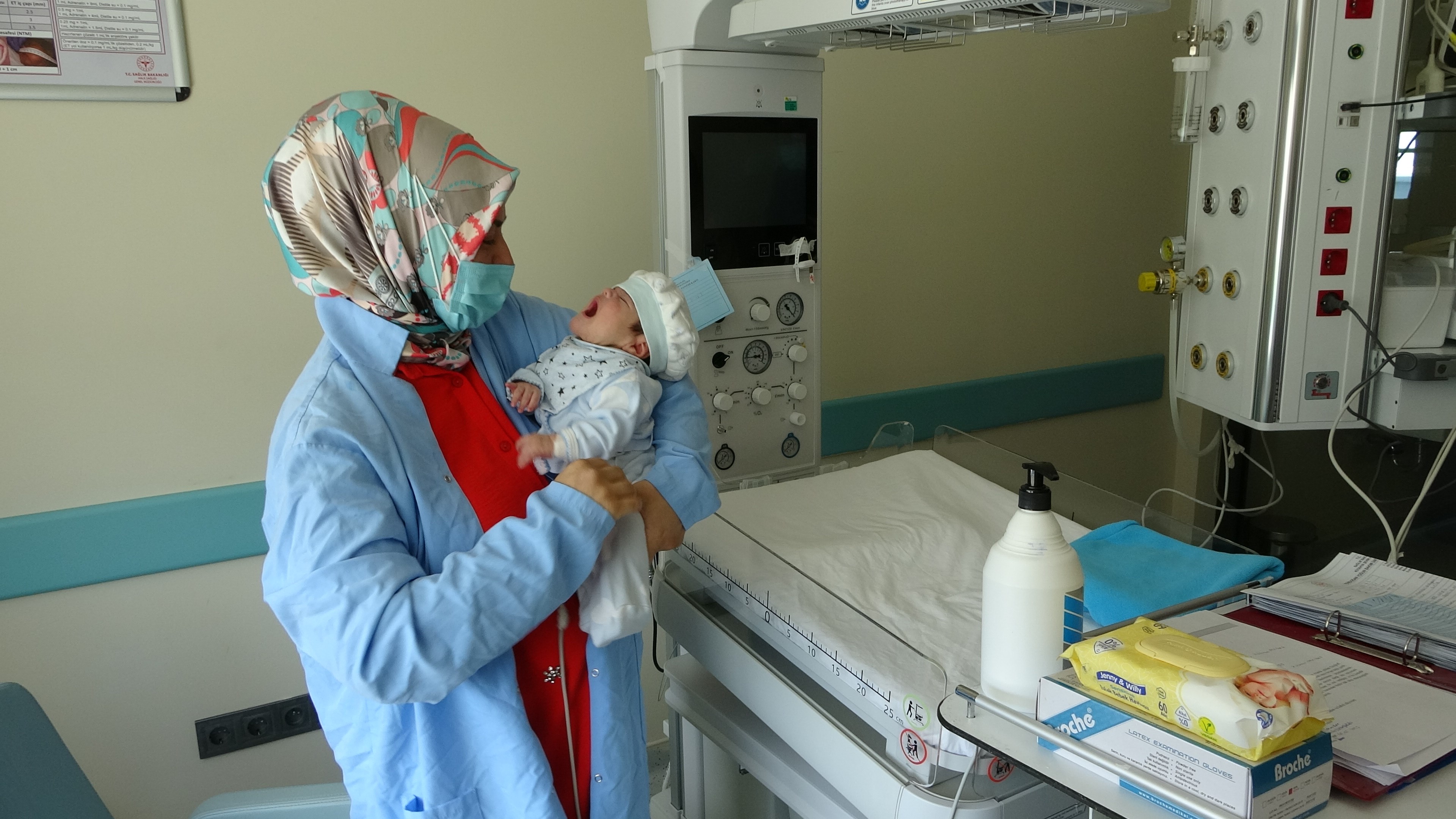 Boynunda Dev Tümörle Doğan Bebek Hayata Tutundu (2)