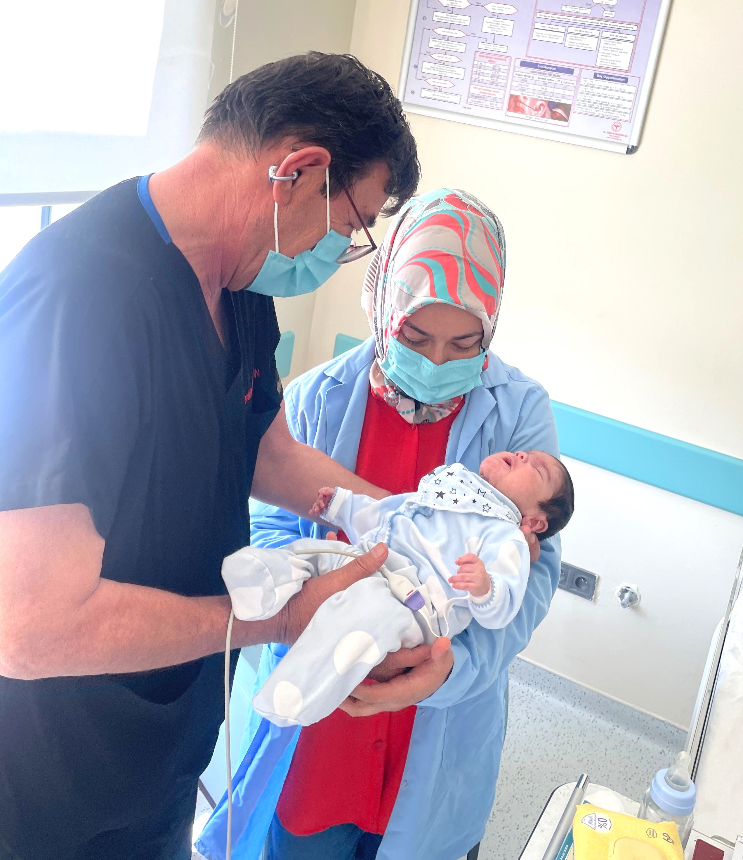 Boynunda Dev Tümörle Doğan Bebek Hayata Tutundu