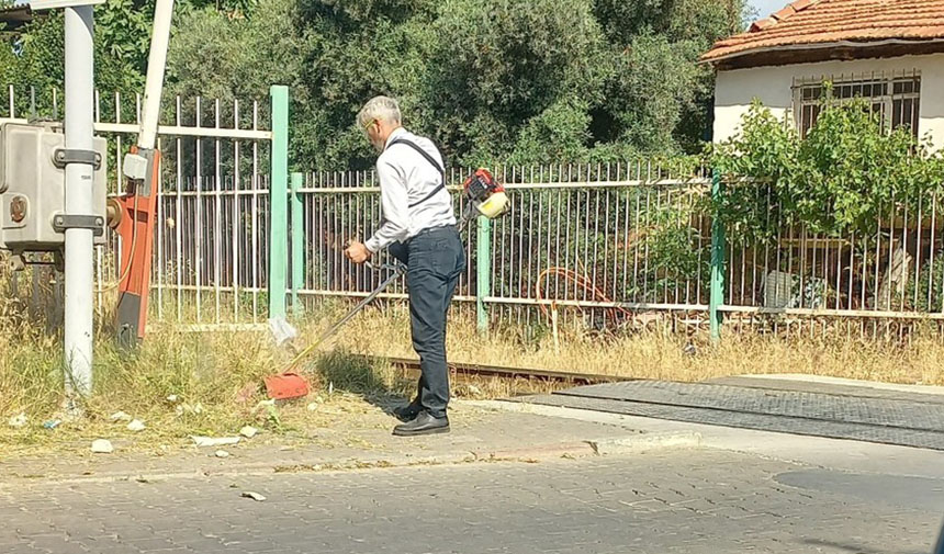 Chp’li Nazilli Belediyesi Hizmet Edemeyince Mahalleyi Muhtar Temizlemeye Başladı (3)