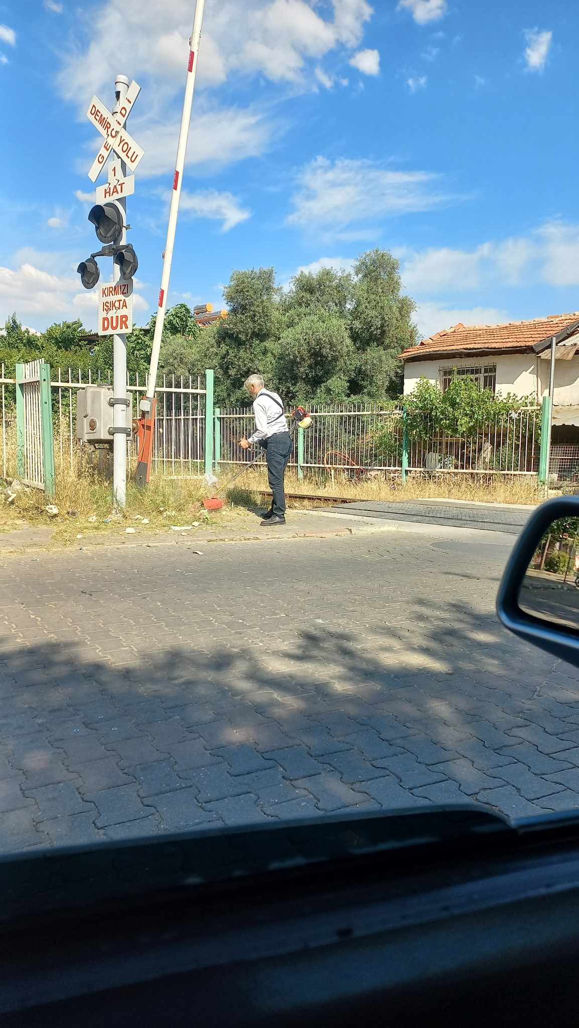 Chp’li Nazilli Belediyesi Hizmet Edemeyince Mahalleyi Muhtar Temizlemeye Başladı