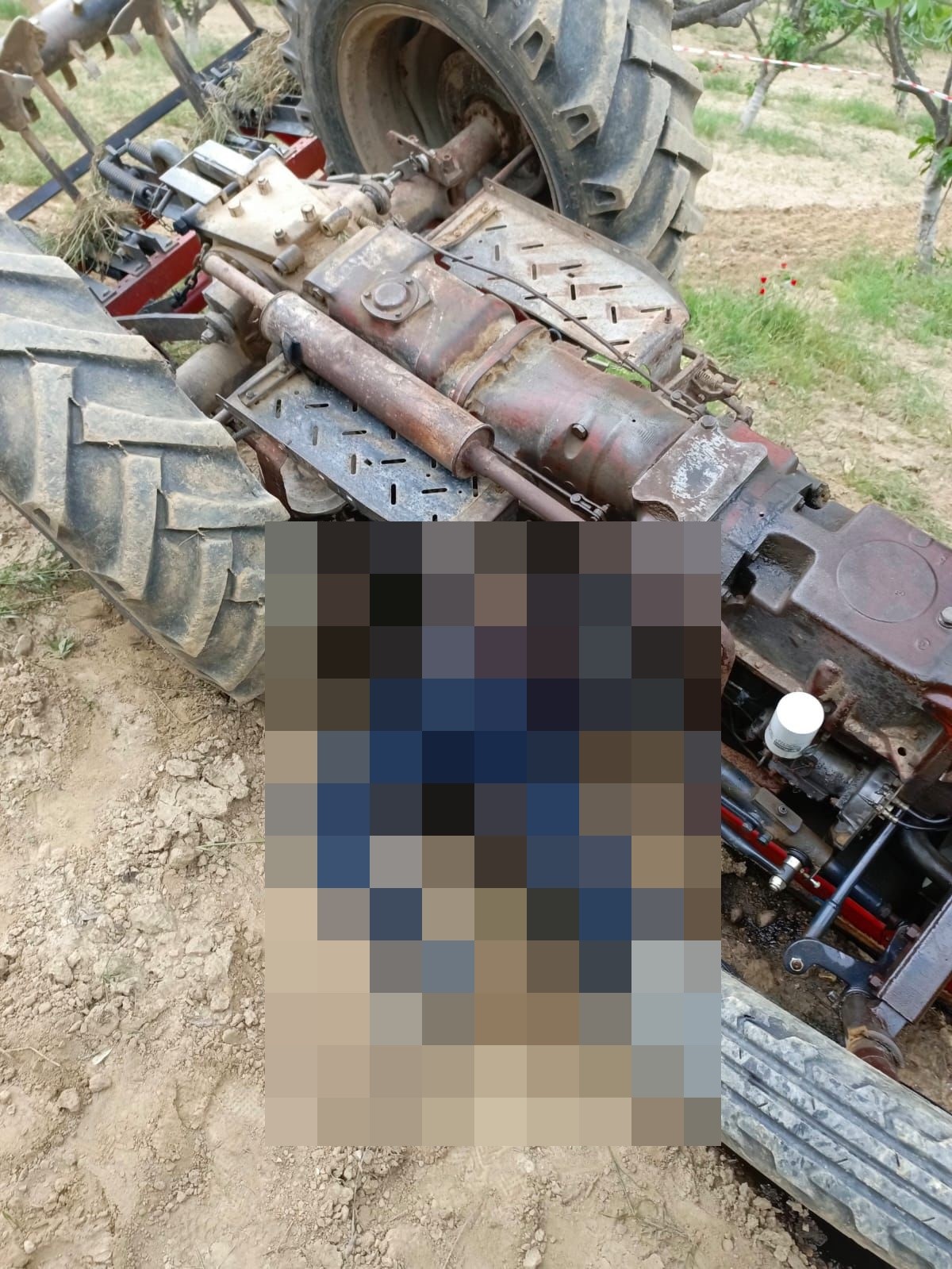 Devrilen Traktörün Altında Kaldı, Hayatını Kaybetti (2)