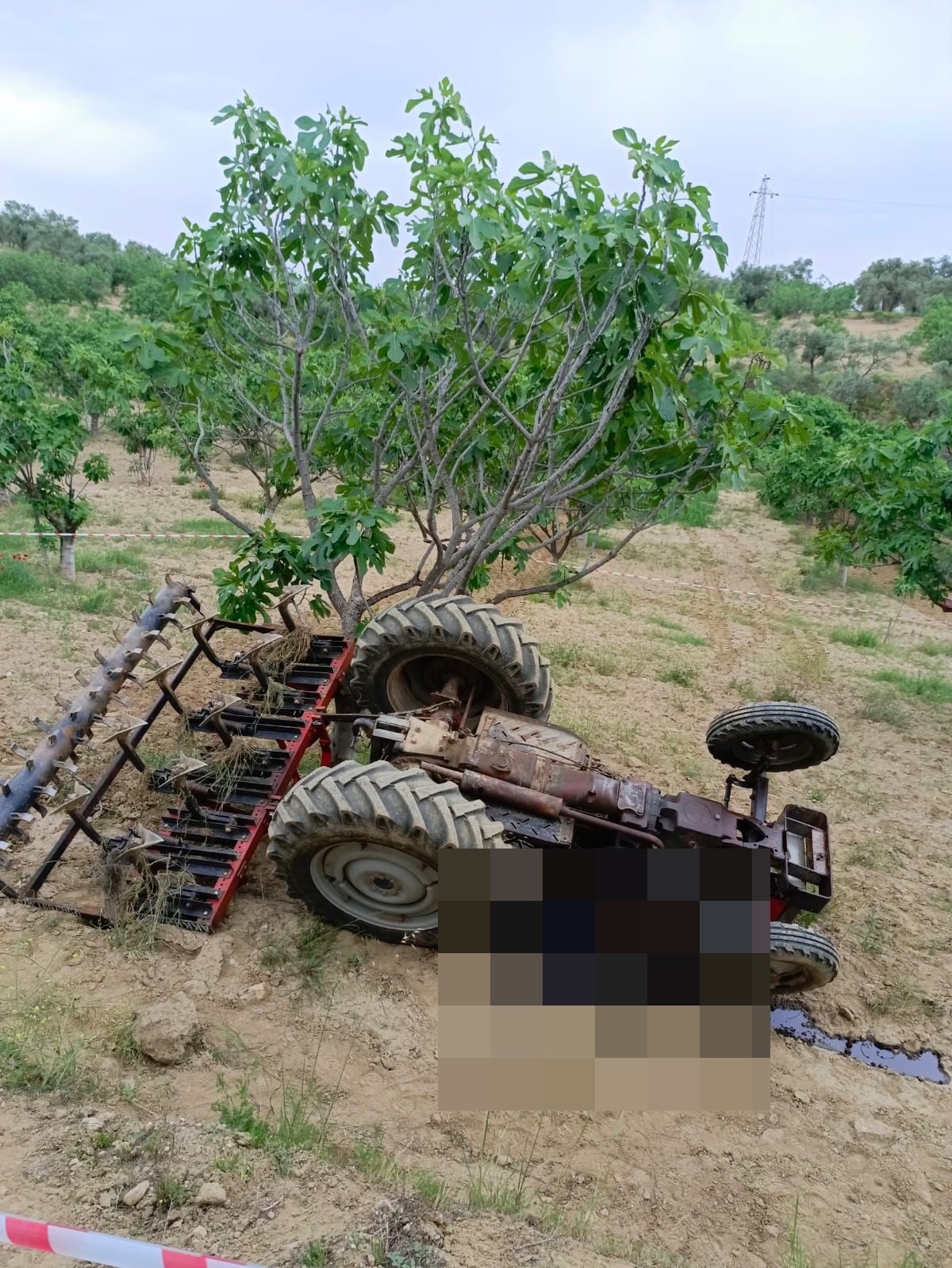 Devrilen Traktörün Altında Kaldı, Hayatını Kaybetti (3)