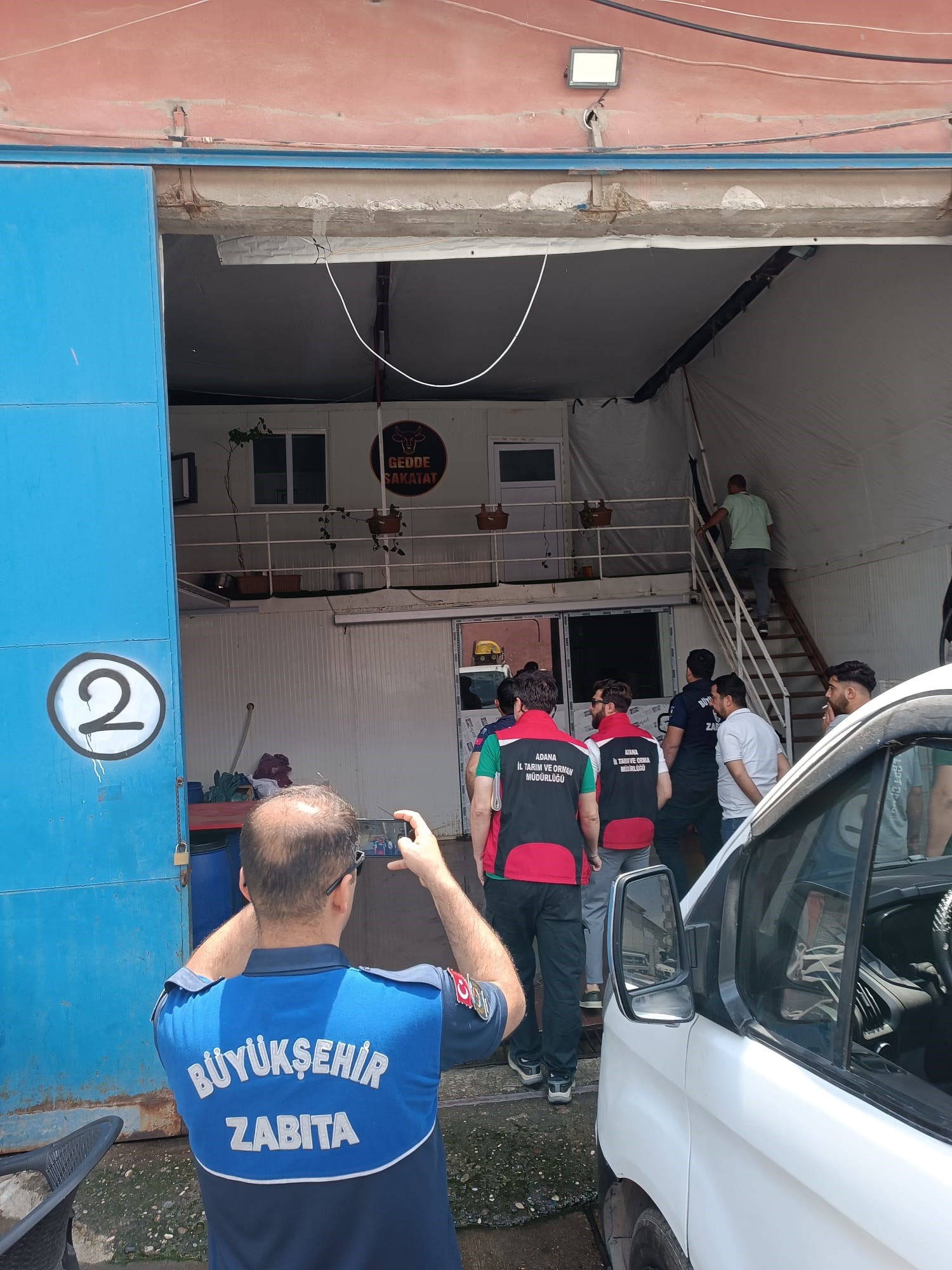 Evin Altından 2,5 Ton At Eti Çıktı! 4 At Son Anda Kurtarıldı (4)