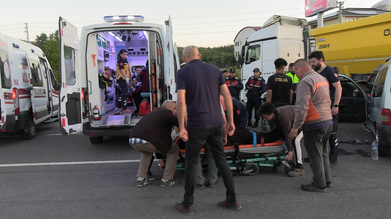 Hafif Ticari Araç Kamyona Çarptı, Çok Sayıda Yaralı Var (2)