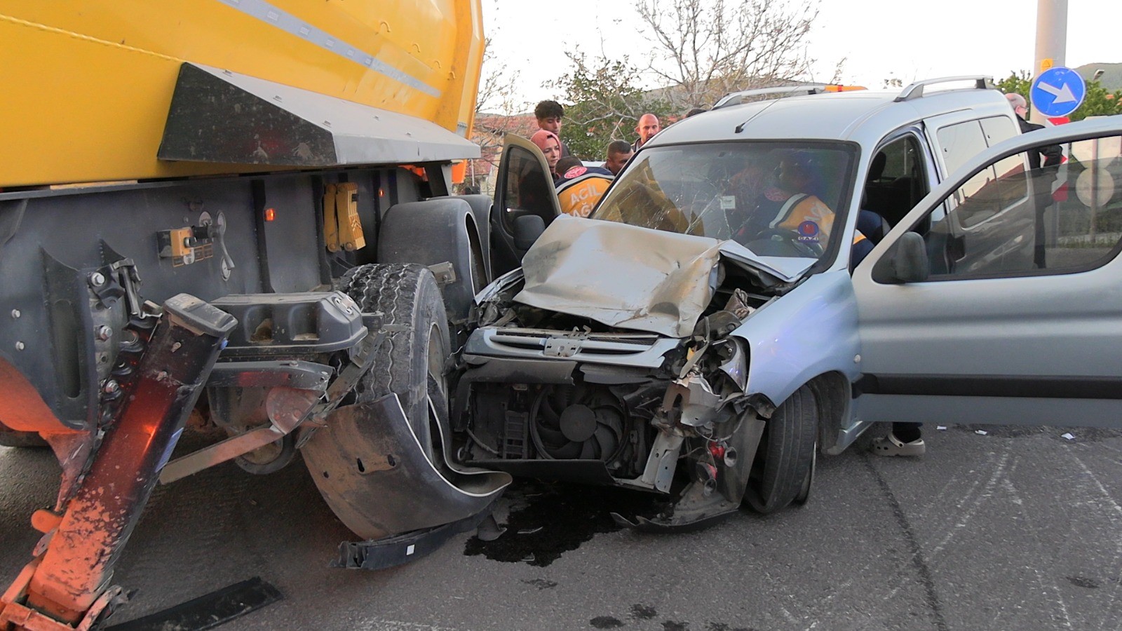 Hafif Ticari Araç Kamyona Çarptı, Çok Sayıda Yaralı Var