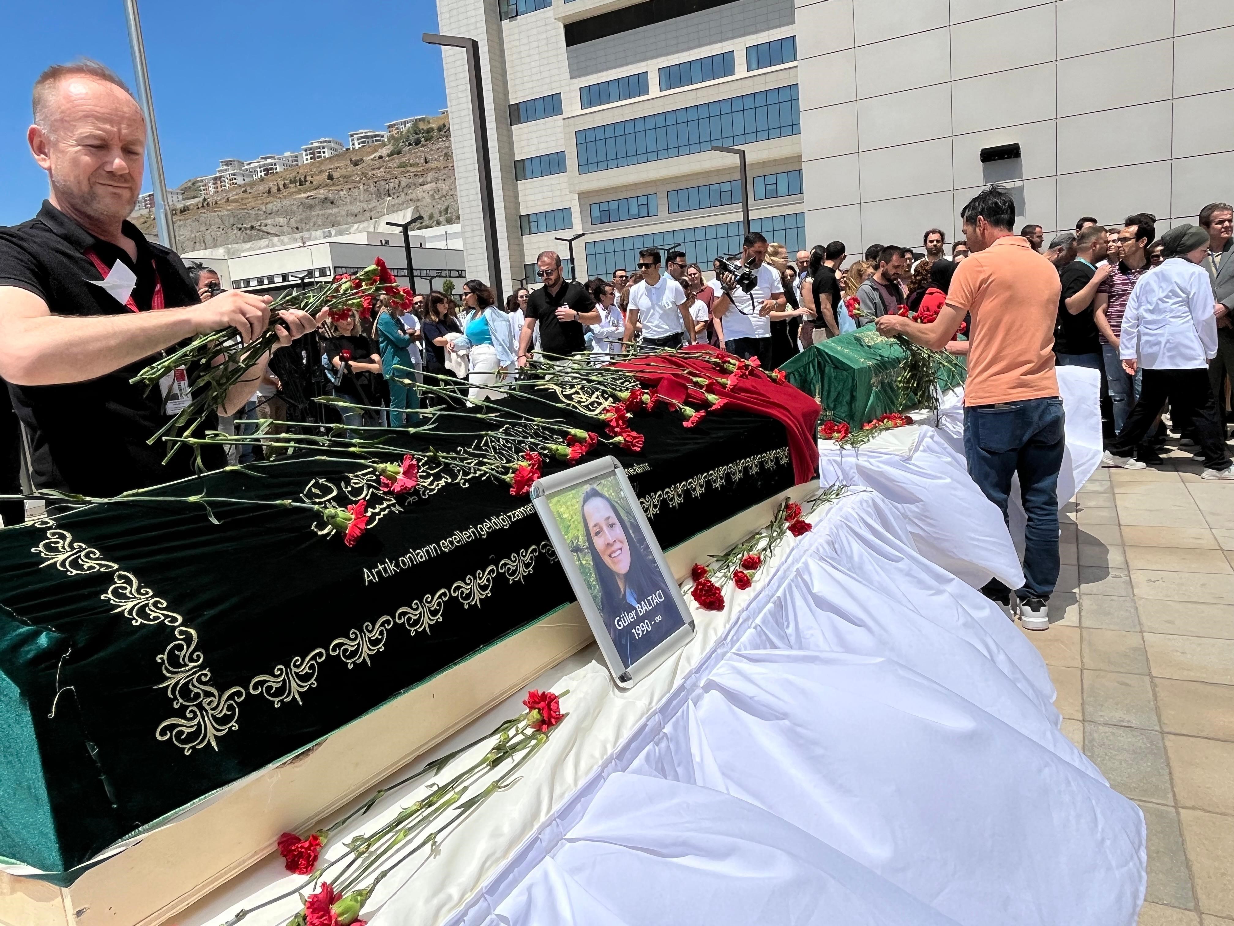 Hayatını Kaybeden Karı Koca Gözyaşlarıyla Uğurlandı (5)