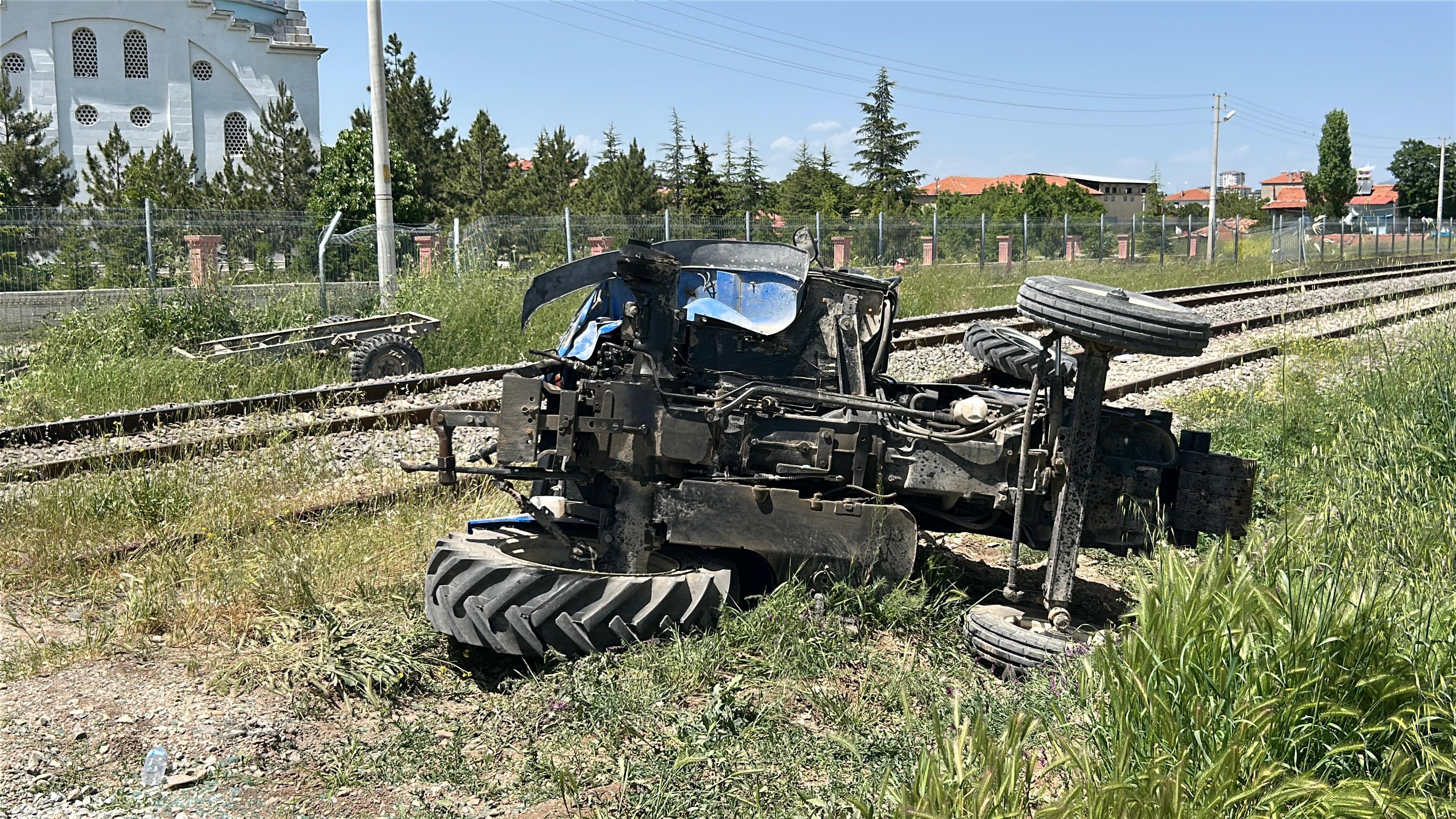 Hemzemin Geçitte Traktör Ile Tren Çarpıştı (2)