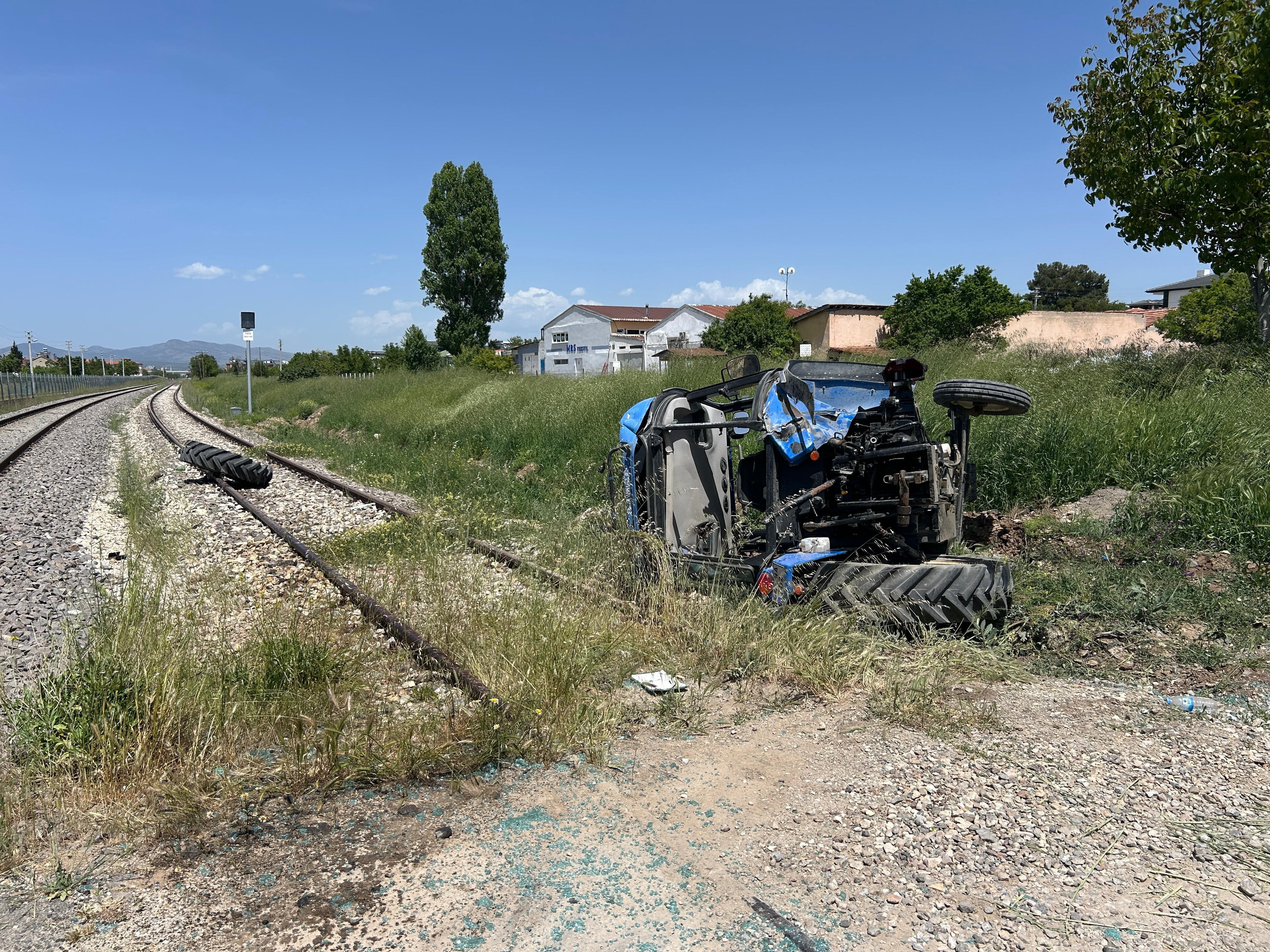 Hemzemin Geçitte Traktör Ile Tren Çarpıştı (3)
