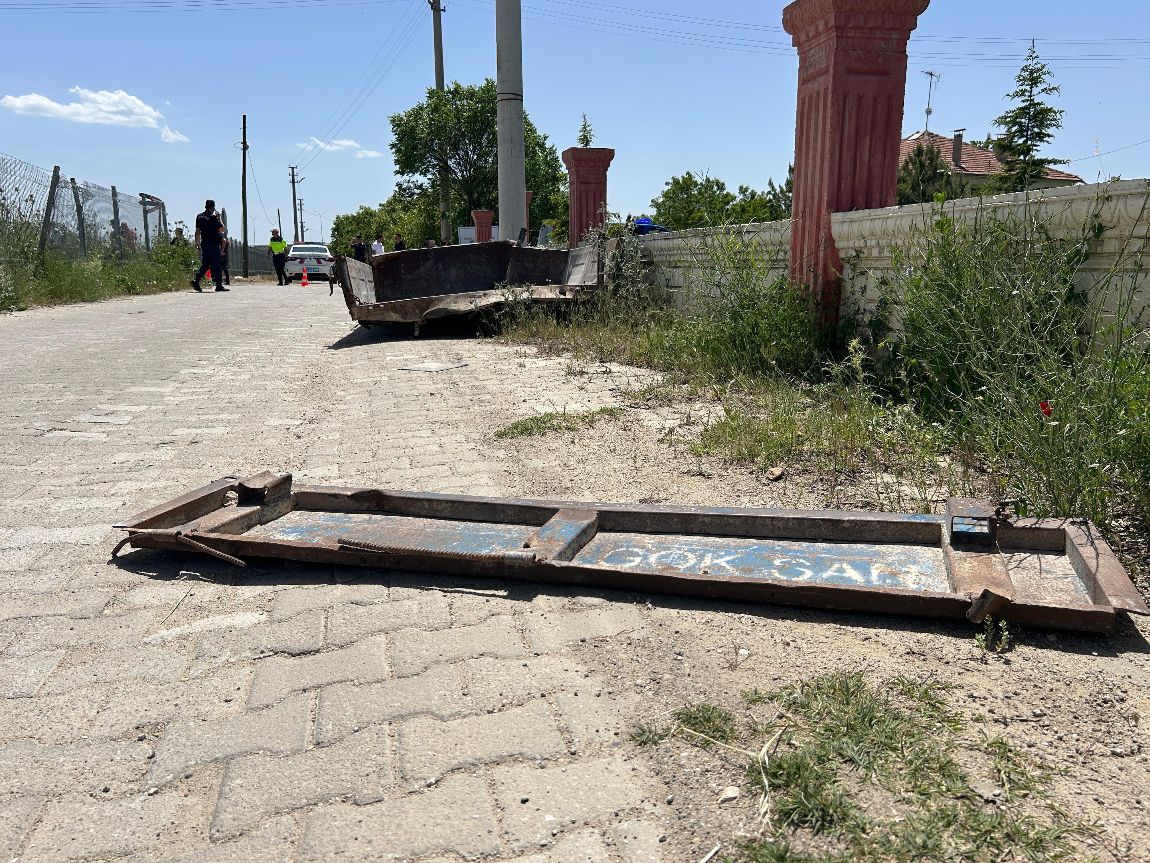 Hemzemin Geçitte Traktör Ile Tren Çarpıştı (5)