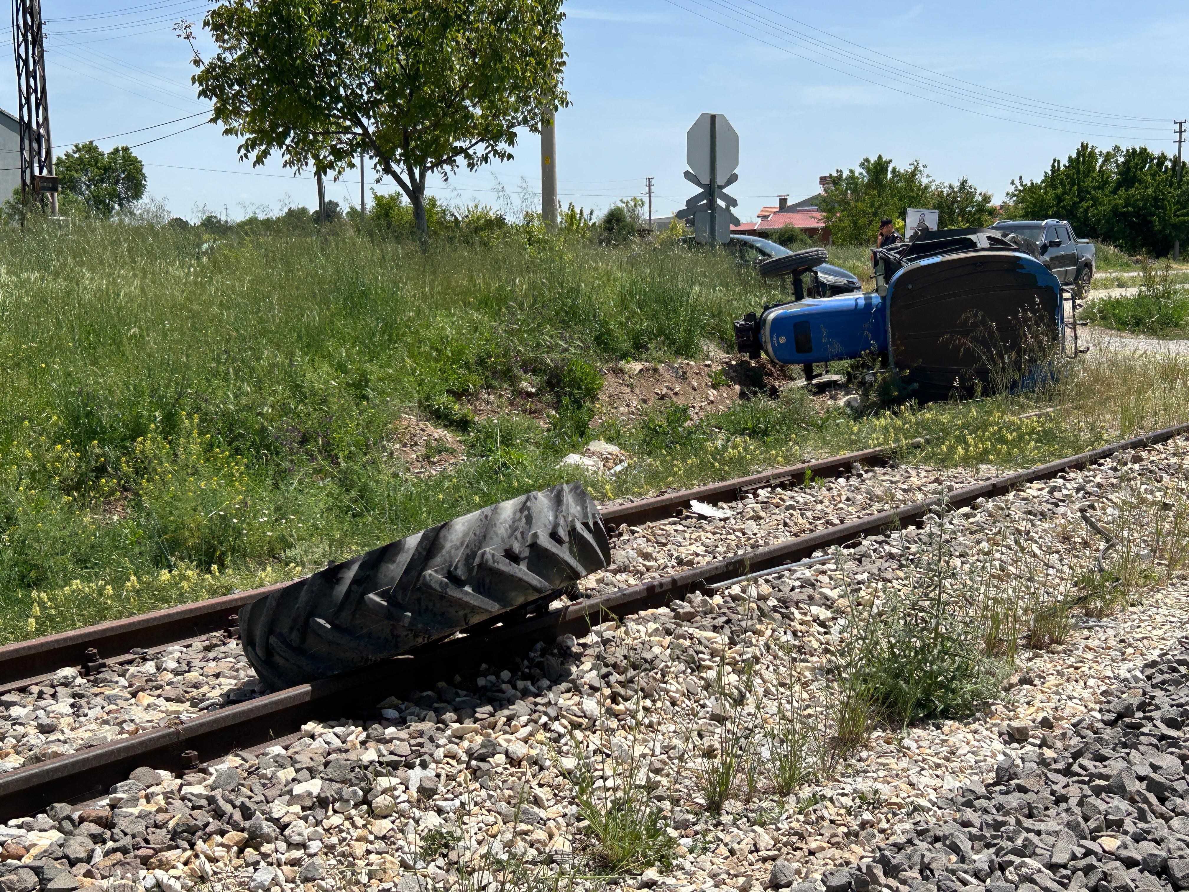 Hemzemin Geçitte Traktör Ile Tren Çarpıştı (6)