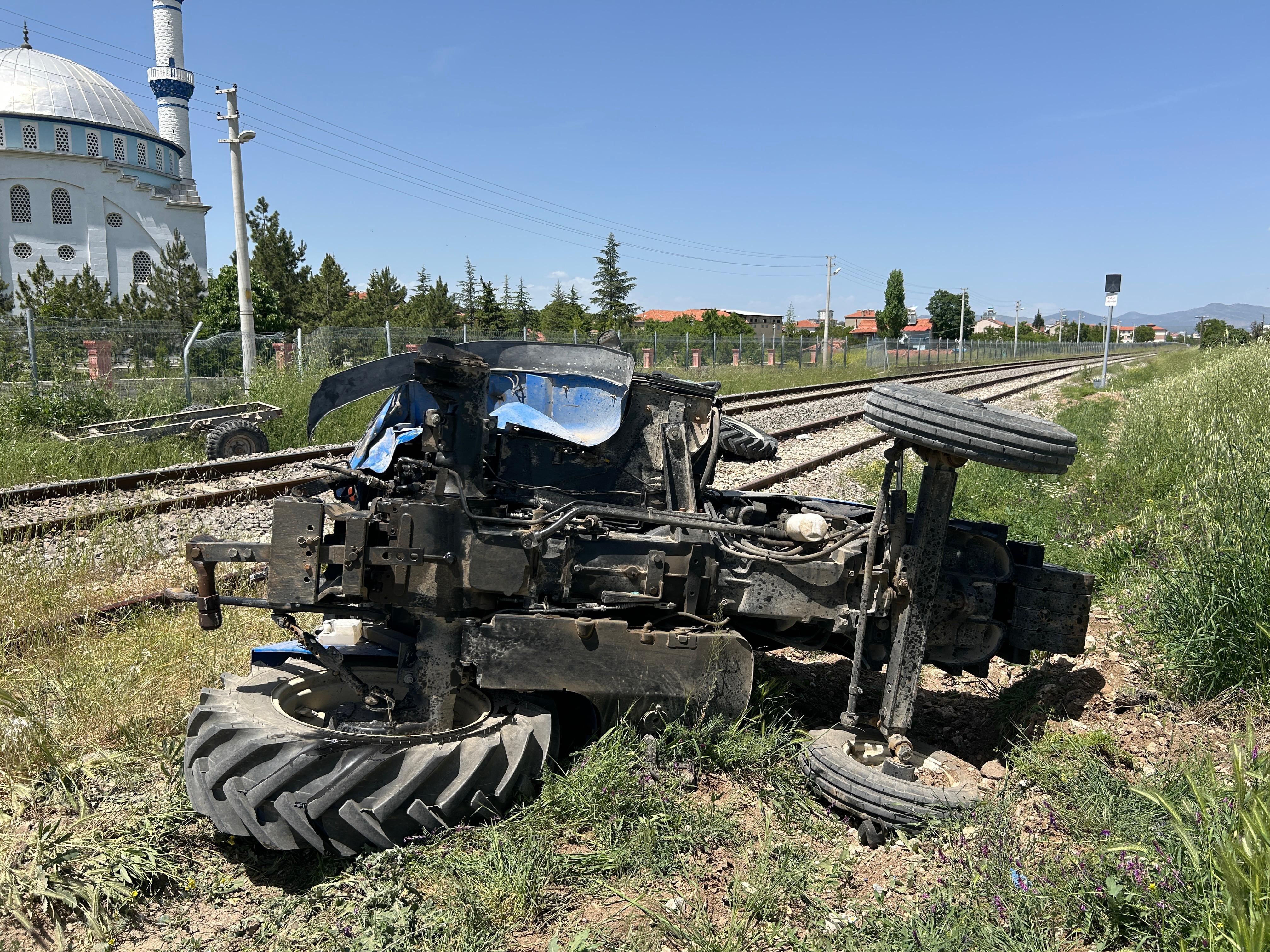 Hemzemin Geçitte Traktör Ile Tren Çarpıştı (7)