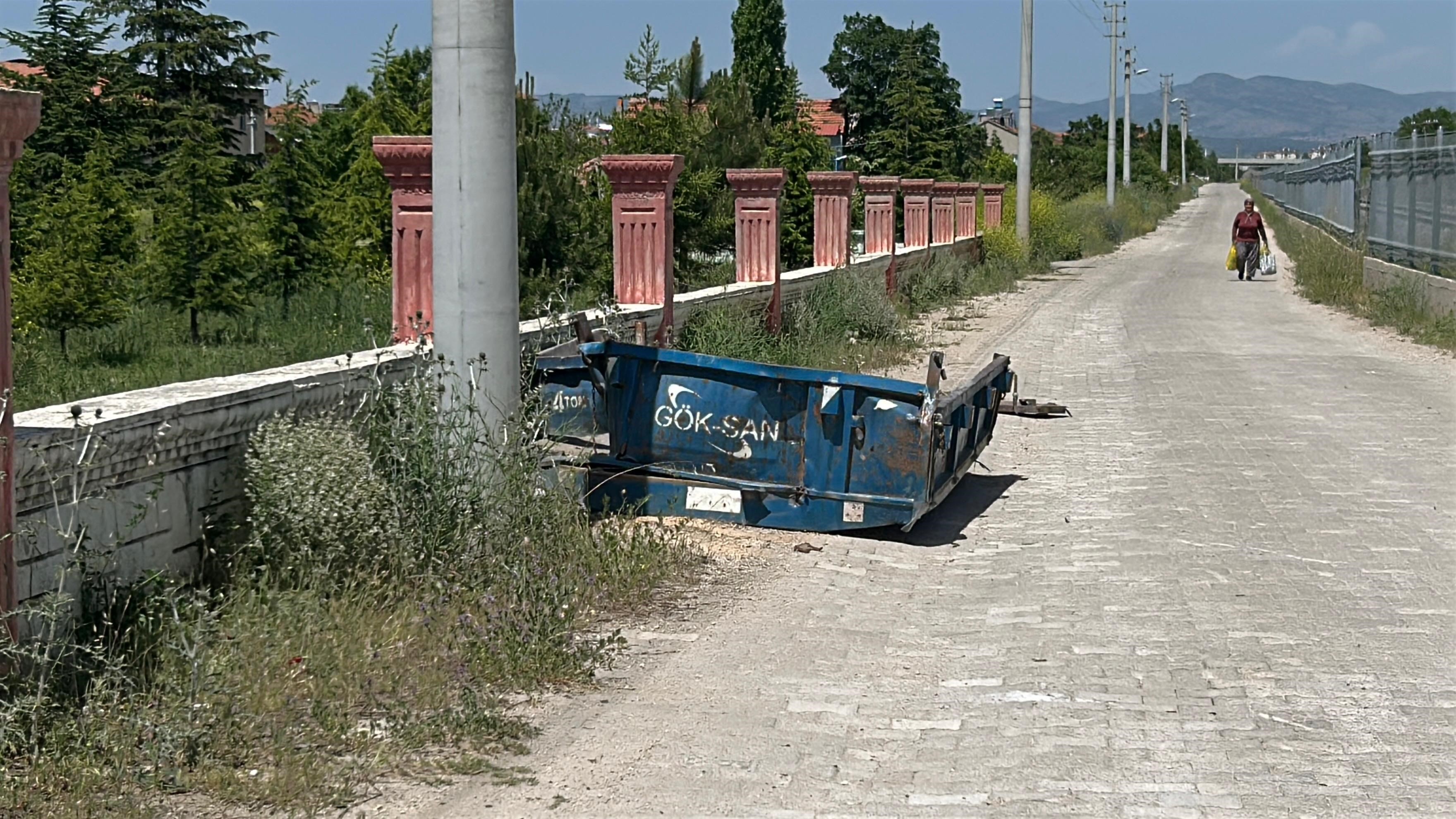 Hemzemin Geçitte Traktör Ile Tren Çarpıştı