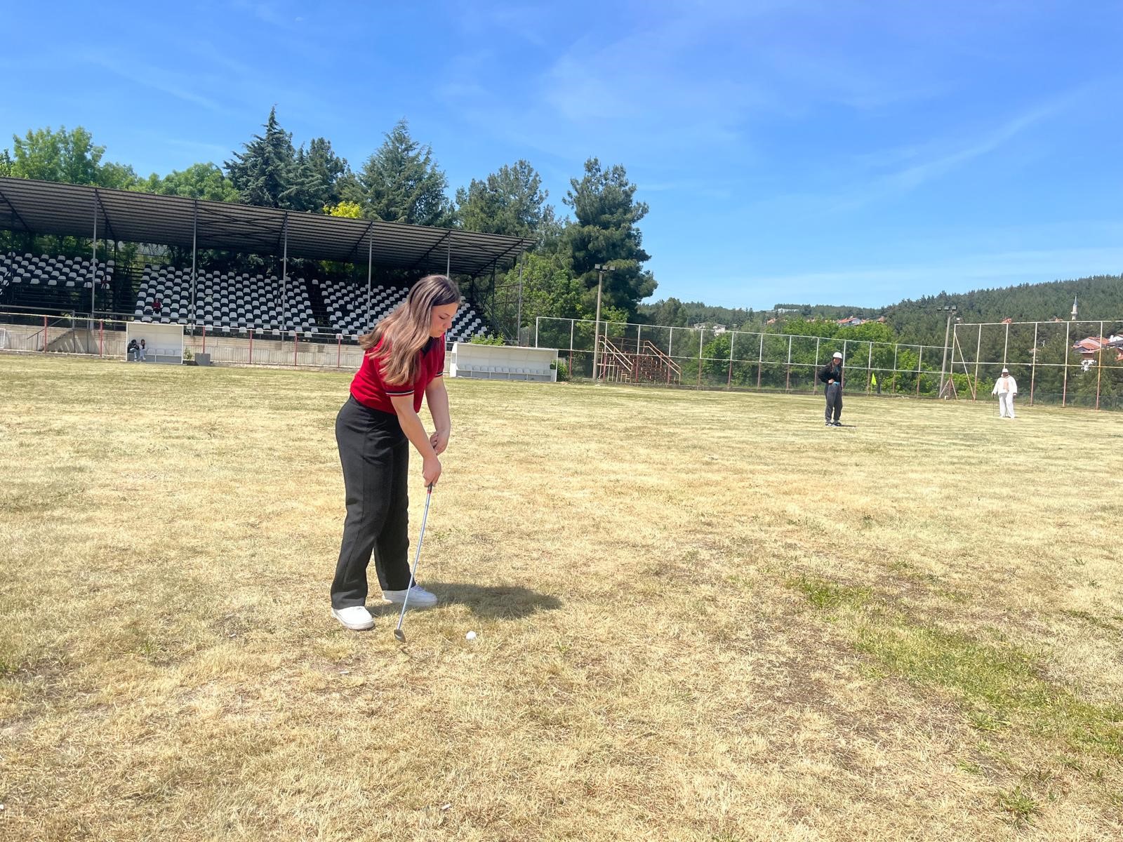 Huzurevindeki Yaşlıları Golf Oynamaya Götürdüler (2)