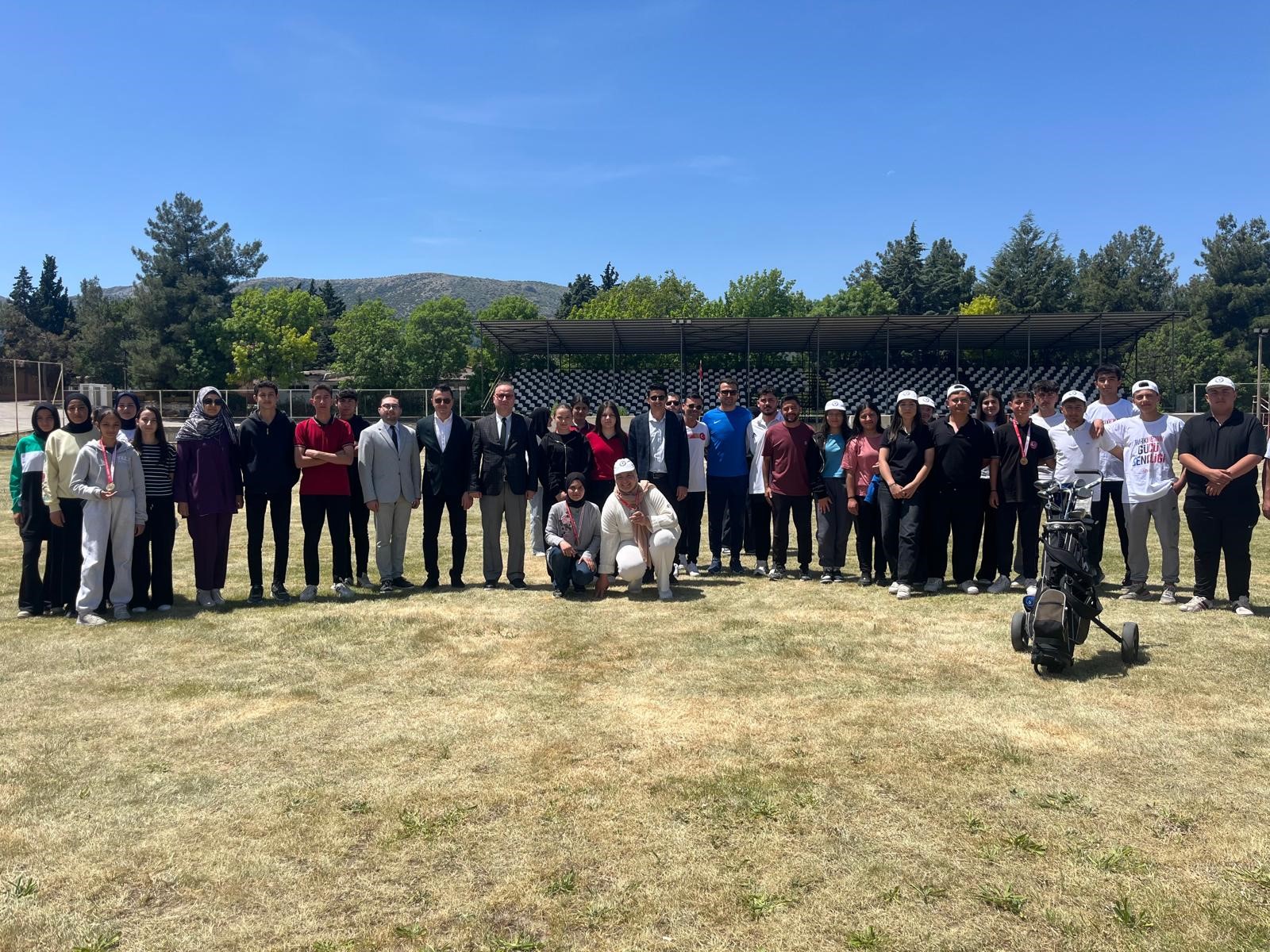 Huzurevindeki Yaşlıları Golf Oynamaya Götürdüler (3)